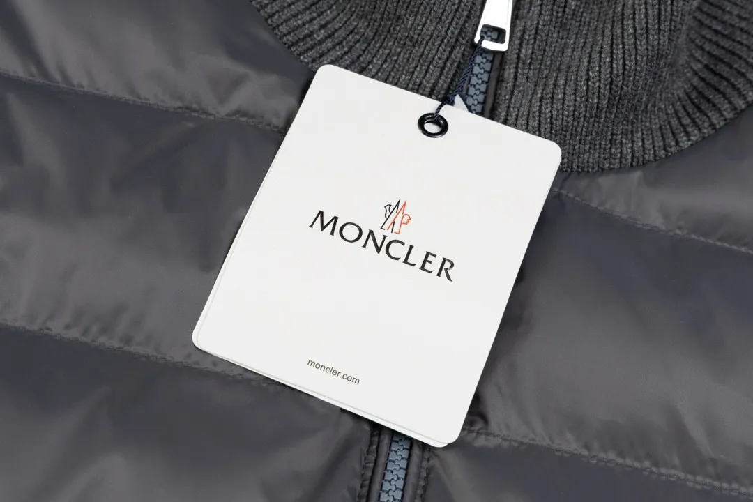 P420 MONCLER masked knitted down spliced ​​stand collar with unique side thread design! ! !  Selling point: down knitted splicing, the splicing is made of wool blended fabric!  Mengjia will release several types of sweaters and down at this time every year. In fact, the sweater and down at the Mjia counter are classic and evergreen styles. They are all basic styles. They can be worn alone or matched inside, as a sweater. The main promotion of this kind of counter is black, so most of them are black, with down in the front. Our studio has launched a gray series of products to let everyone experience different surprises. The color combination is particularly good! The face threads are also super nice! Very comfortable! The back and both sleeves are made of wool blended fabric. Color: Gray Size: S-XL