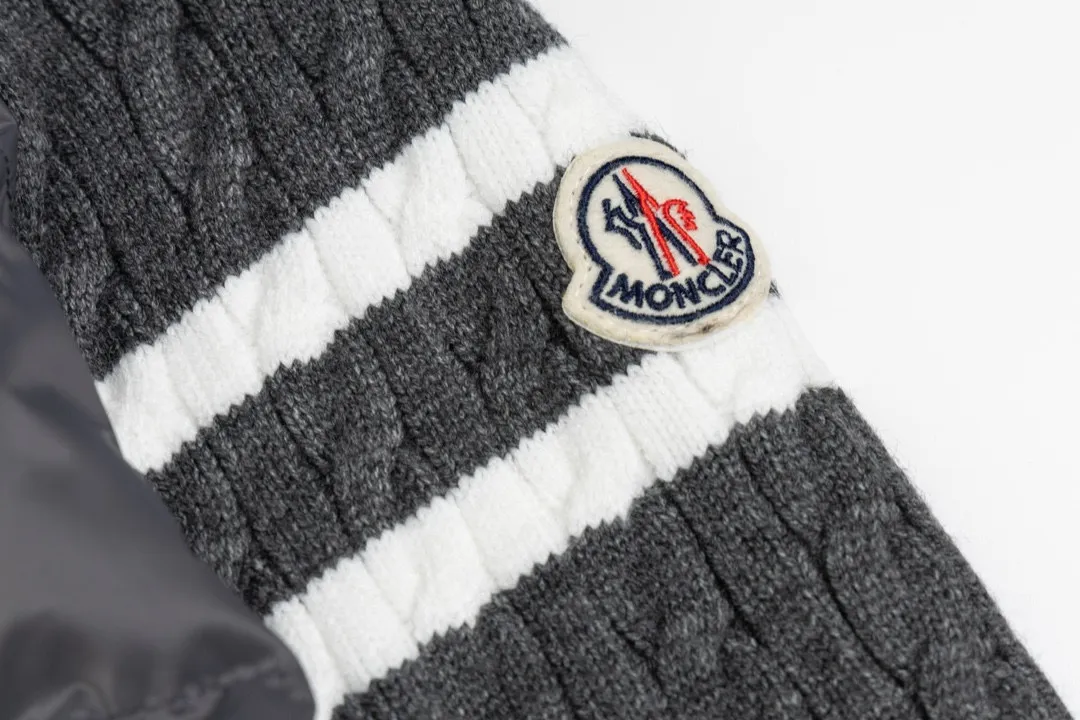 P420 MONCLER masked knitted down spliced ​​stand collar with unique side thread design! ! !  Selling point: down knitted splicing, the splicing is made of wool blended fabric!  Mengjia will release several types of sweaters and down at this time every year. In fact, the sweater and down at the Mjia counter are classic and evergreen styles. They are all basic styles. They can be worn alone or matched inside, as a sweater. The main promotion of this kind of counter is black, so most of them are black, with down in the front. Our studio has launched a gray series of products to let everyone experience different surprises. The color combination is particularly good! The face threads are also super nice! Very comfortable! The back and both sleeves are made of wool blended fabric. Color: Gray Size: S-XL