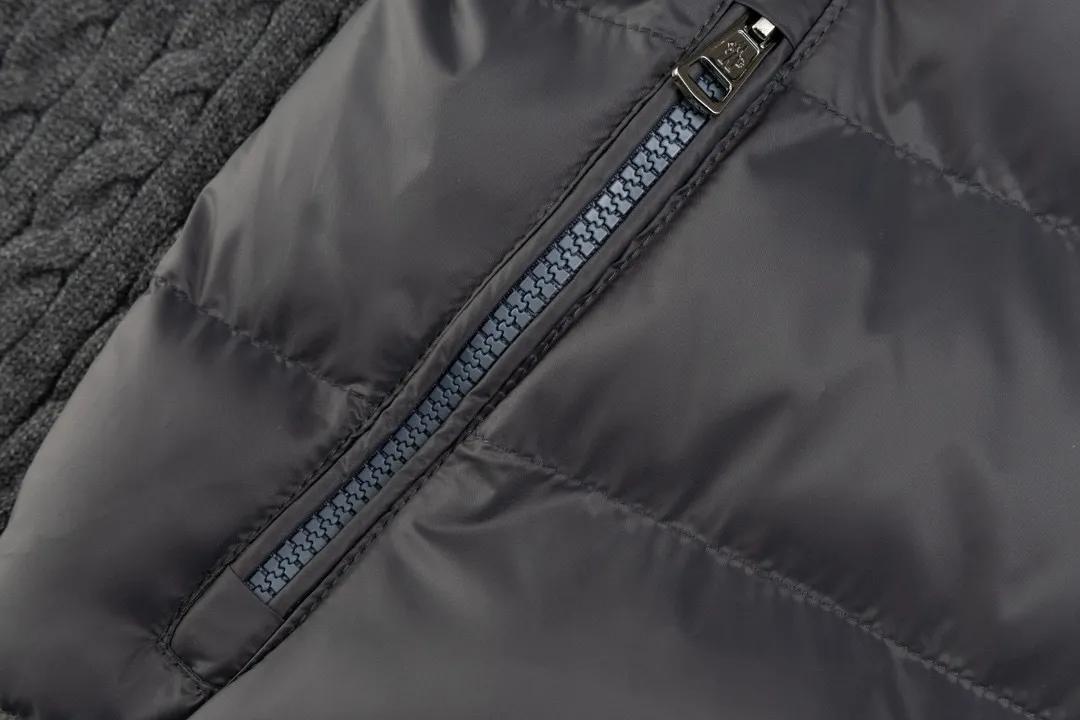 P420 MONCLER masked knitted down spliced ​​stand collar with unique side thread design! ! !  Selling point: down knitted splicing, the splicing is made of wool blended fabric!  Mengjia will release several types of sweaters and down at this time every year. In fact, the sweater and down at the Mjia counter are classic and evergreen styles. They are all basic styles. They can be worn alone or matched inside, as a sweater. The main promotion of this kind of counter is black, so most of them are black, with down in the front. Our studio has launched a gray series of products to let everyone experience different surprises. The color combination is particularly good! The face threads are also super nice! Very comfortable! The back and both sleeves are made of wool blended fabric. Color: Gray Size: S-XL