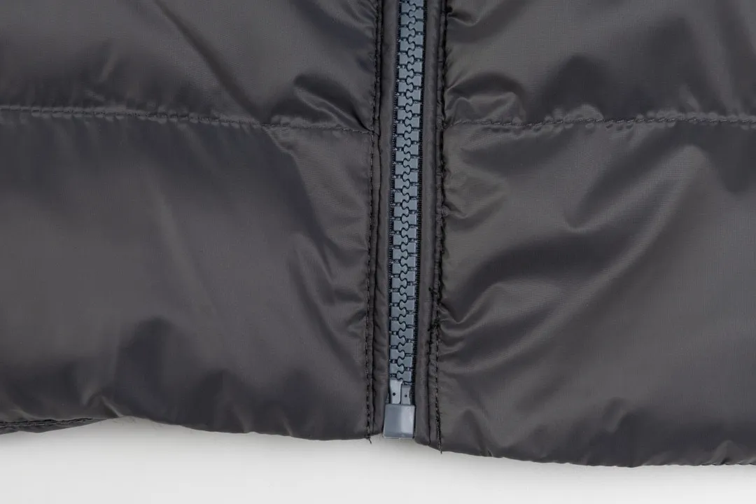 P420 MONCLER masked knitted down spliced ​​stand collar with unique side thread design! ! !  Selling point: down knitted splicing, the splicing is made of wool blended fabric!  Mengjia will release several types of sweaters and down at this time every year. In fact, the sweater and down at the Mjia counter are classic and evergreen styles. They are all basic styles. They can be worn alone or matched inside, as a sweater. The main promotion of this kind of counter is black, so most of them are black, with down in the front. Our studio has launched a gray series of products to let everyone experience different surprises. The color combination is particularly good! The face threads are also super nice! Very comfortable! The back and both sleeves are made of wool blended fabric. Color: Gray Size: S-XL
