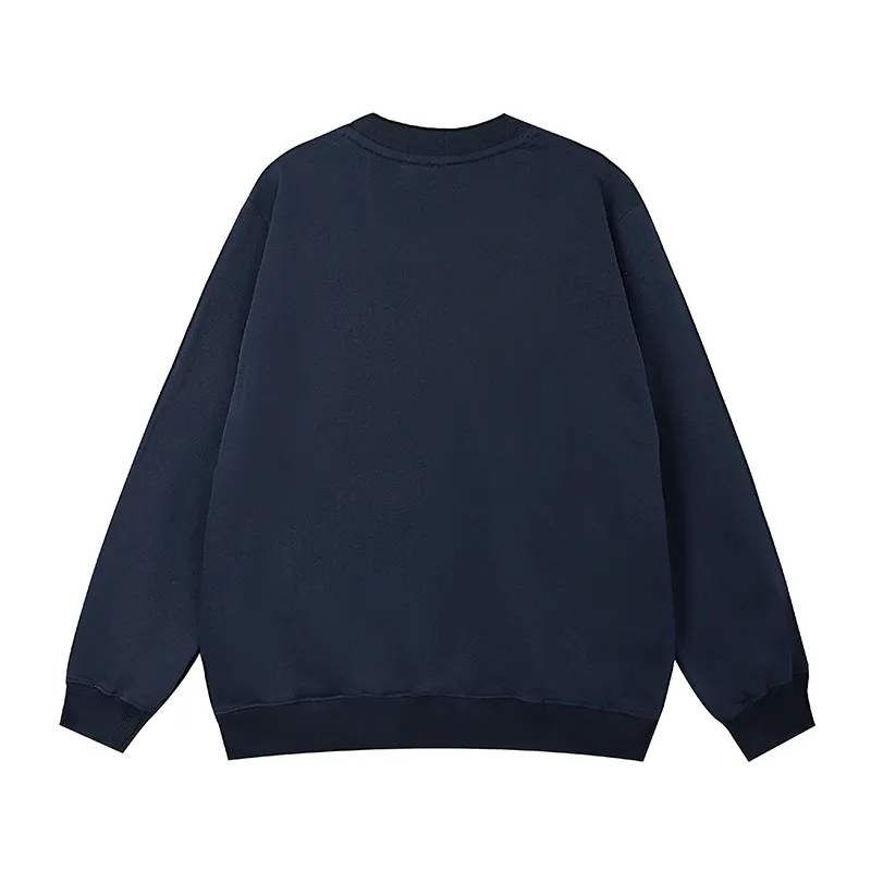 P194 Style No.: 850 〈MONCLER〉Basic Meng Mouth Round Neck Sweatshirt. The price of Meng Mouth Sweatshirt is actually quite advantageous. Those who have been to the counters should know that the price of Meng Mouth sweatshirt is not much cheaper than Gucci Burberry. It is just relatively low-key and unwilling to hype. It is a picture that you want to buy or not. It has an arrogant existence... ✅460g 100% pure cotton wool fabric OS version is too large ✅Combined with the original high weight double yarn thread ✅Correct three-needle and five-thread craftsmanship chain edge Color: Black White Royal Blue Sky Blue Size S M L