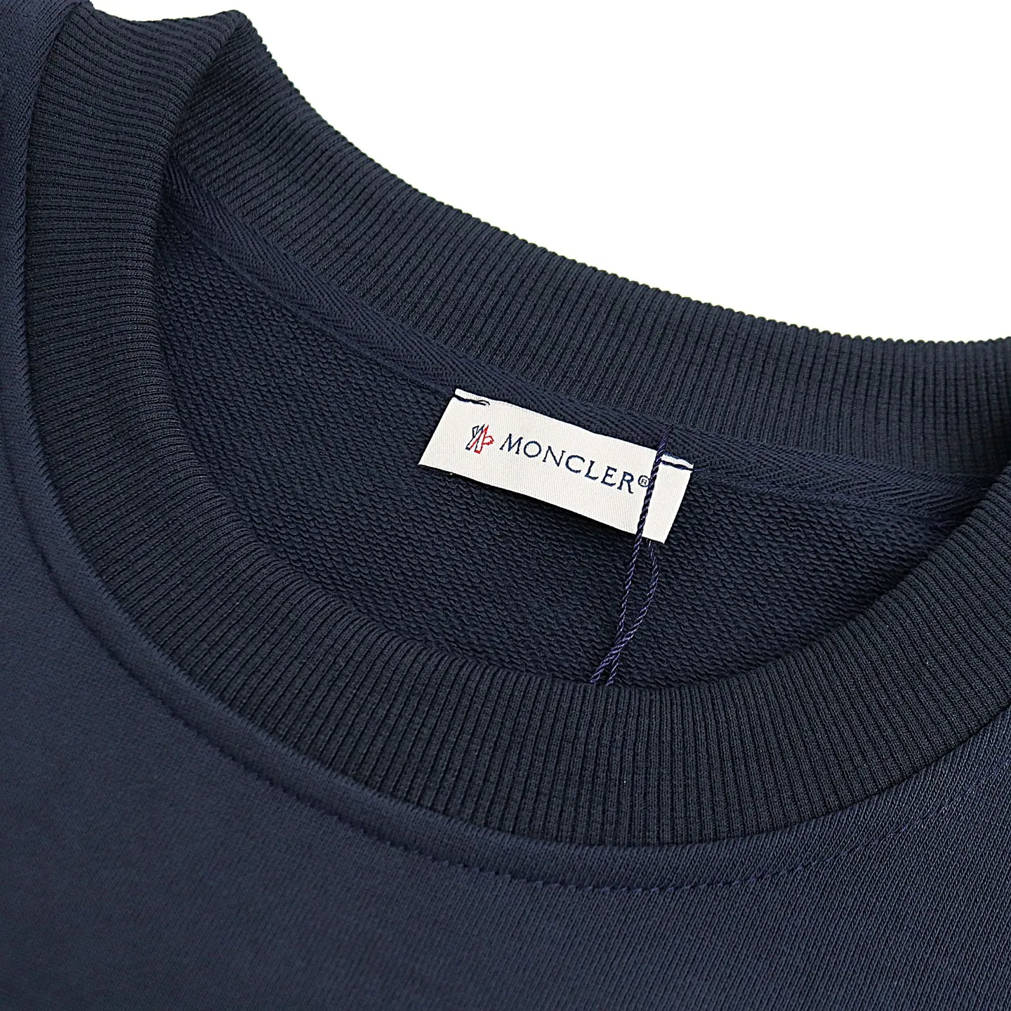 P194 Style No.: 850 〈MONCLER〉Basic Meng Mouth Round Neck Sweatshirt. The price of Meng Mouth Sweatshirt is actually quite advantageous. Those who have been to the counters should know that the price of Meng Mouth sweatshirt is not much cheaper than Gucci Burberry. It is just relatively low-key and unwilling to hype. It is a picture that you want to buy or not. It has an arrogant existence... ✅460g 100% pure cotton wool fabric OS version is too large ✅Combined with the original high weight double yarn thread ✅Correct three-needle and five-thread craftsmanship chain edge Color: Black White Royal Blue Sky Blue Size S M L