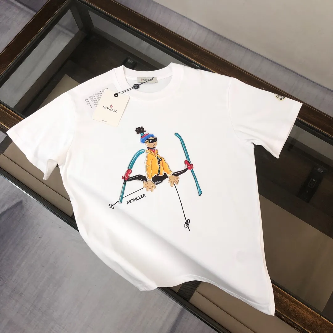 P160 Moncler 2025 new men's round neck short-sleeved couple T-shirt, new spring and summer product, high quality 🔥🔥Fashionable and versatile, customized imported fabrics! Comfortable to wear, breathable, fashionable without losing personality, the upper body is casual and casual, handsome and stylish, showing the temperament of a big brand. All three standards are complete! ! Color: Black, White, Brown, Sky Blue Size: S M L XL (Loose fit, please state your height and weight when placing an order)