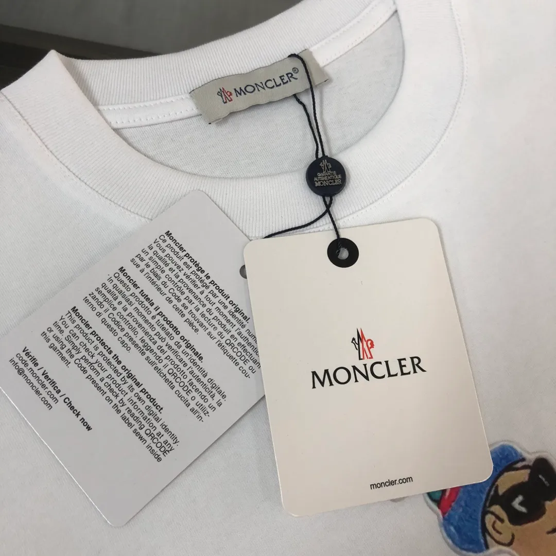 P160 Moncler 2025 new men's round neck short-sleeved couple T-shirt, new spring and summer product, high quality 🔥🔥Fashionable and versatile, customized imported fabrics! Comfortable to wear, breathable, fashionable without losing personality, the upper body is casual and casual, handsome and stylish, showing the temperament of a big brand. All three standards are complete! ! Color: Black, White, Brown, Sky Blue Size: S M L XL (Loose fit, please state your height and weight when placing an order)