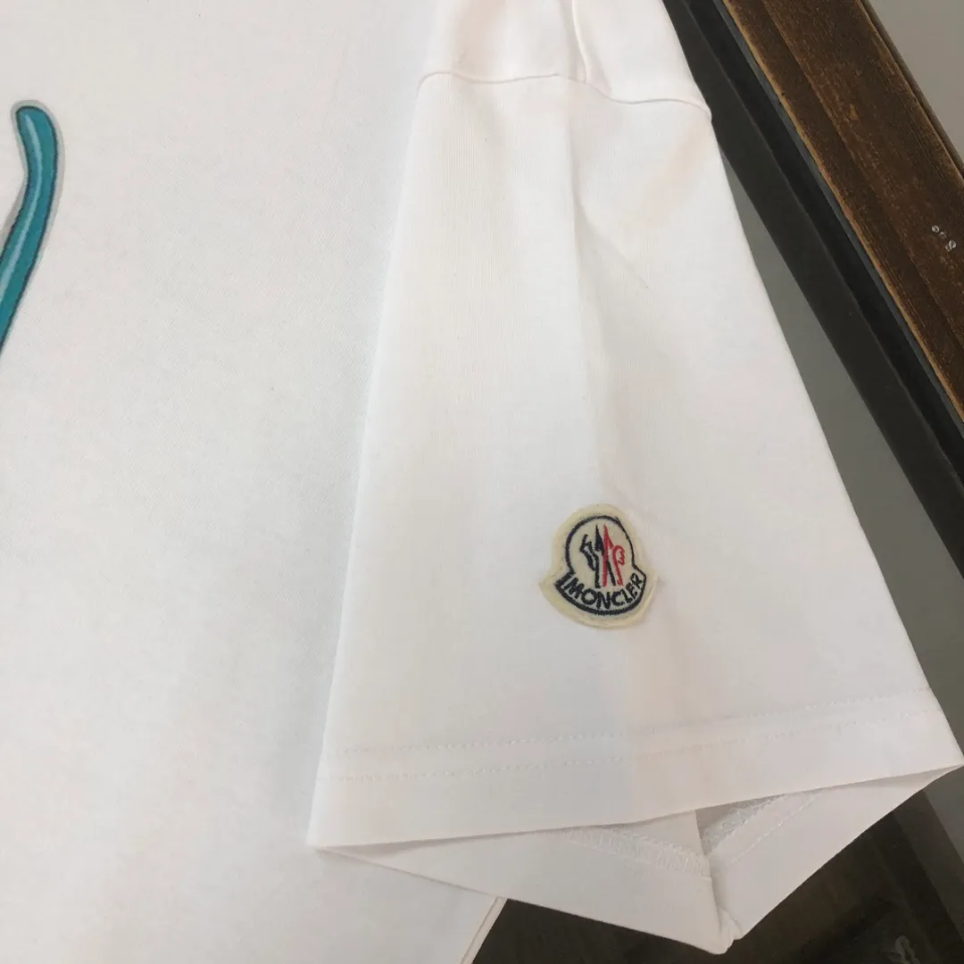 P160 Moncler 2025 new men's round neck short-sleeved couple T-shirt, new spring and summer product, high quality 🔥🔥Fashionable and versatile, customized imported fabrics! Comfortable to wear, breathable, fashionable without losing personality, the upper body is casual and casual, handsome and stylish, showing the temperament of a big brand. All three standards are complete! ! Color: Black, White, Brown, Sky Blue Size: S M L XL (Loose fit, please state your height and weight when placing an order)