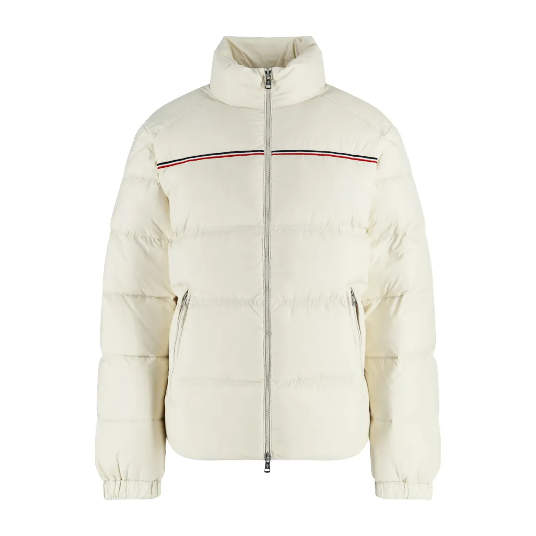 P1170 Moncler three-color web down jacket (white) is made of customized lightweight waterproof breathable 100% polyester fabric. Filled with RDS-certified 90% high-loft white duck down, the filling volume is about 400G, and the fill power is as high as 800+ 5A standard warmth level! The logo is made using Tajima three-dimensional embroidery technology and imported German machine anti-velvet needles, with extremely high precision. Custom-woven three-color ribbon, wide-width color matching and perfect details. The entire set of excipients is independently developed, and every small detail is perfectly presented. Size:1-2-3-4-5