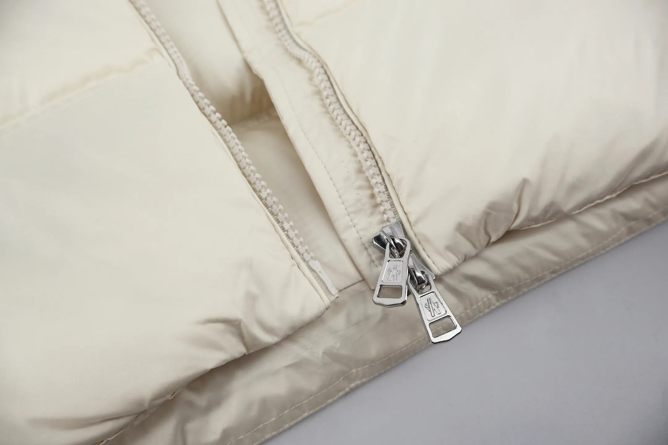 P1170 Moncler three-color web down jacket (white) is made of customized lightweight waterproof breathable 100% polyester fabric. Filled with RDS-certified 90% high-loft white duck down, the filling volume is about 400G, and the fill power is as high as 800+ 5A standard warmth level! The logo is made using Tajima three-dimensional embroidery technology and imported German machine anti-velvet needles, with extremely high precision. Custom-woven three-color ribbon, wide-width color matching and perfect details. The entire set of excipients is independently developed, and every small detail is perfectly presented. Size:1-2-3-4-5