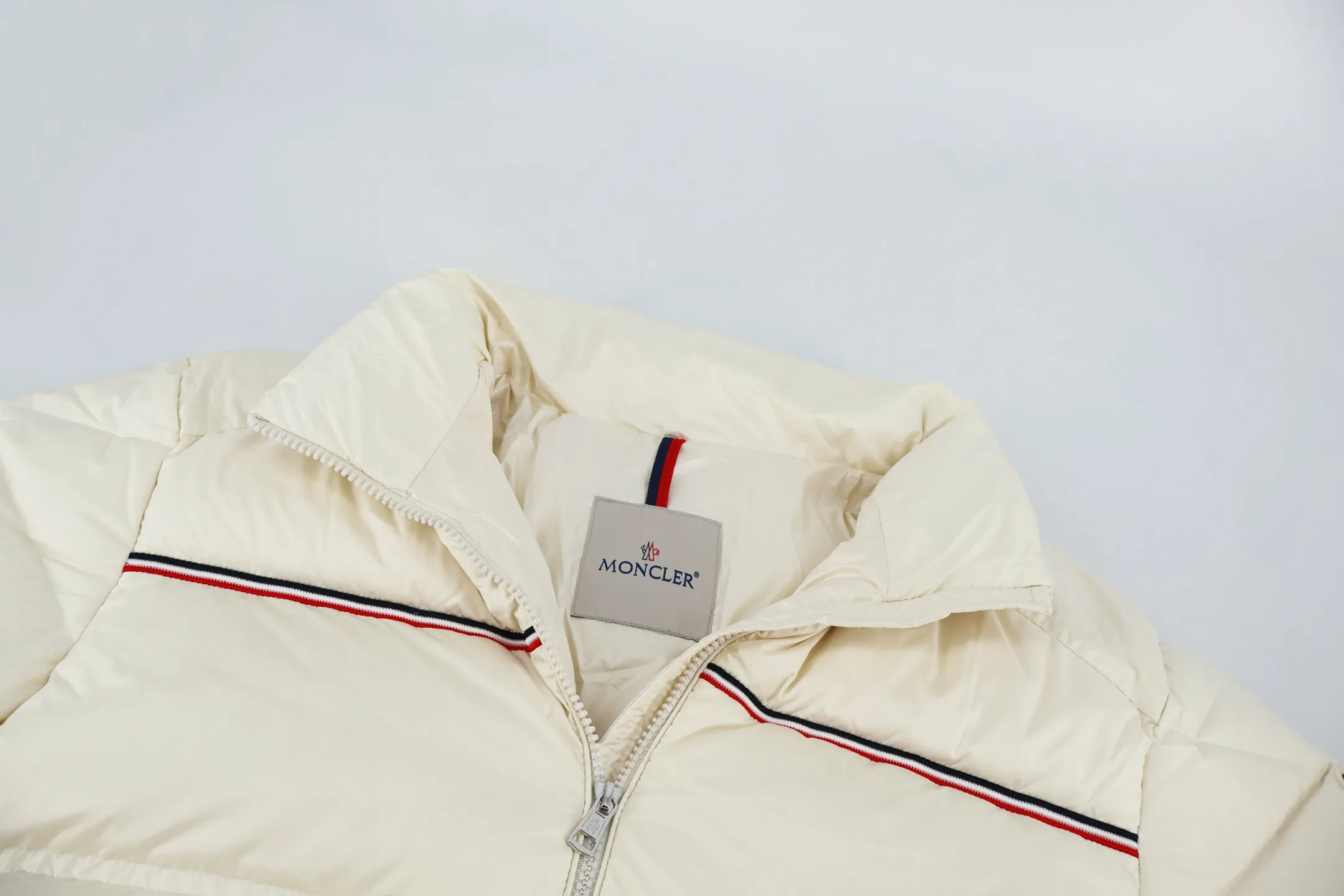 P1170 Moncler three-color web down jacket (white) is made of customized lightweight waterproof breathable 100% polyester fabric. Filled with RDS-certified 90% high-loft white duck down, the filling volume is about 400G, and the fill power is as high as 800+ 5A standard warmth level! The logo is made using Tajima three-dimensional embroidery technology and imported German machine anti-velvet needles, with extremely high precision. Custom-woven three-color ribbon, wide-width color matching and perfect details. The entire set of excipients is independently developed, and every small detail is perfectly presented. Size:1-2-3-4-5
