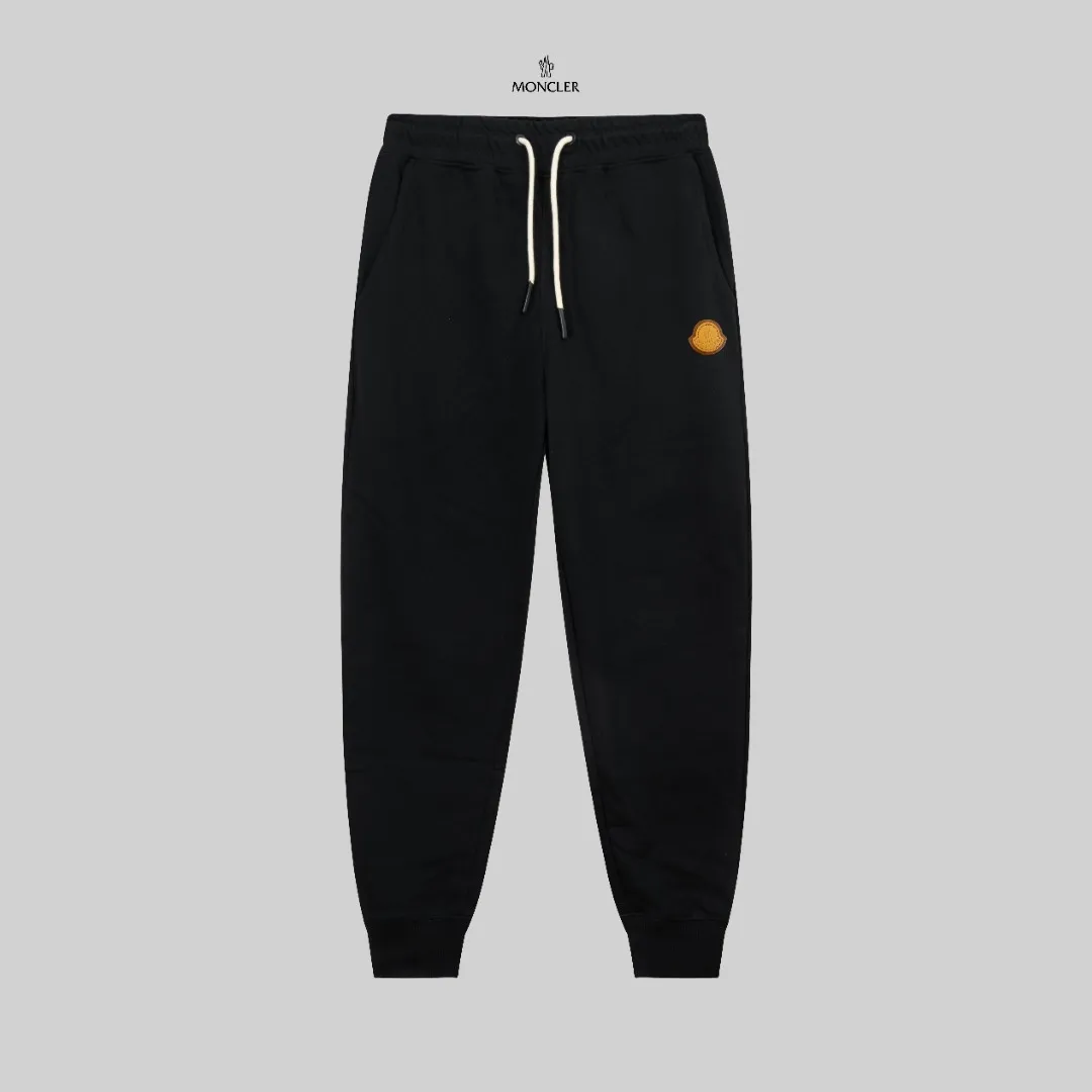 P270 top version, different currency) ✨Moncler SS show model Slim-fitting line logo simple Logo sweatpants 380g weight Compatible with all body types Black and white drawstring design on the waist elastic band Customized drawstring pockets with diagonal pocket design on both sides There is also a small pocket on the back Color: black gray Size S-XL