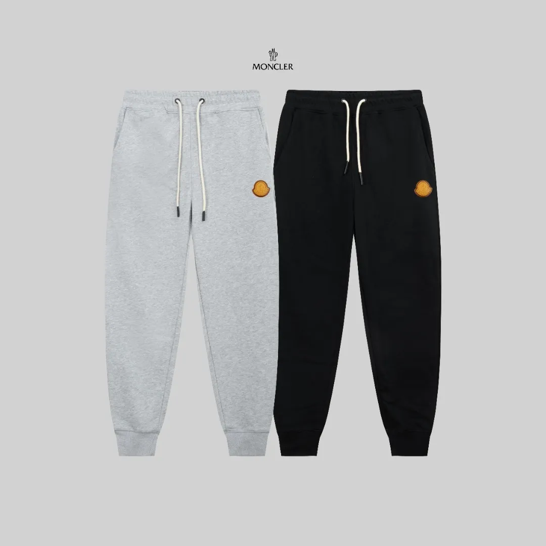 P270 top version, different currency) ✨Moncler SS show model Slim-fitting line logo simple Logo sweatpants 380g weight Compatible with all body types Black and white drawstring design on the waist elastic band Customized drawstring pockets with diagonal pocket design on both sides There is also a small pocket on the back Color: black gray Size S-XL