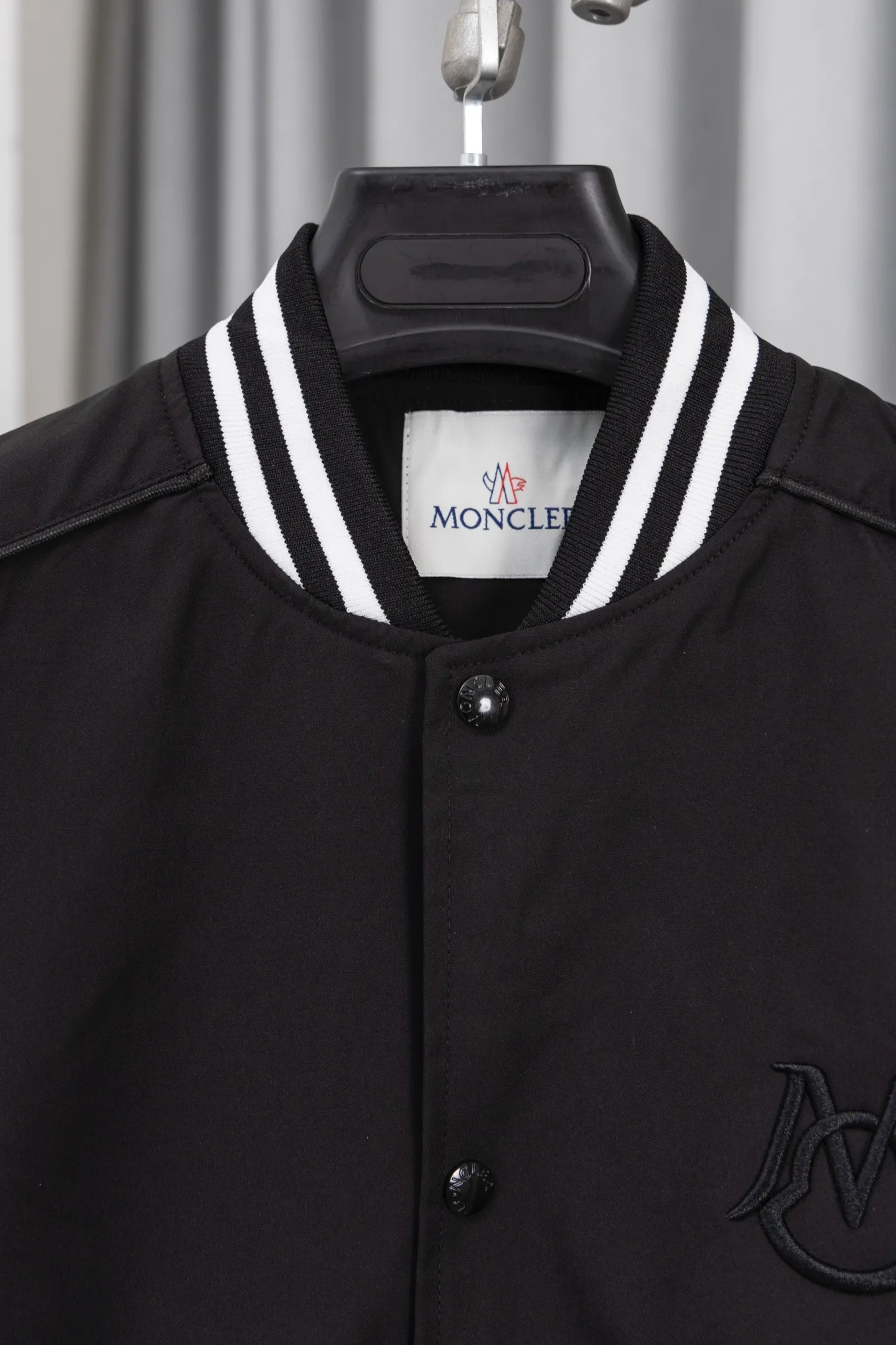 P310 Style number: S006 [Top version] Moncler masked FW25 new wool spliced leather sleeve retro couple baseball jacket jacket, same style for men and women. A symphonic poem of night and materials. Wool creates a sculptural silhouette. Fingertips trace the boundary between cold leather and warm wool. It is like touching a carefully planned material action. The yuppie poet in the boardroom was born. Pair with black pants on commuting days to interpret a dark gentleman. Wear washed jeans + dad shoes on weekends to become a street curator in Milan. Use a coat to deconstruct the rules of time and space. Woolen becomes your armor. Moncler’s black never hides ambition and only hides the harmony of power in the symphony of materials. Color: black Size: S-XL