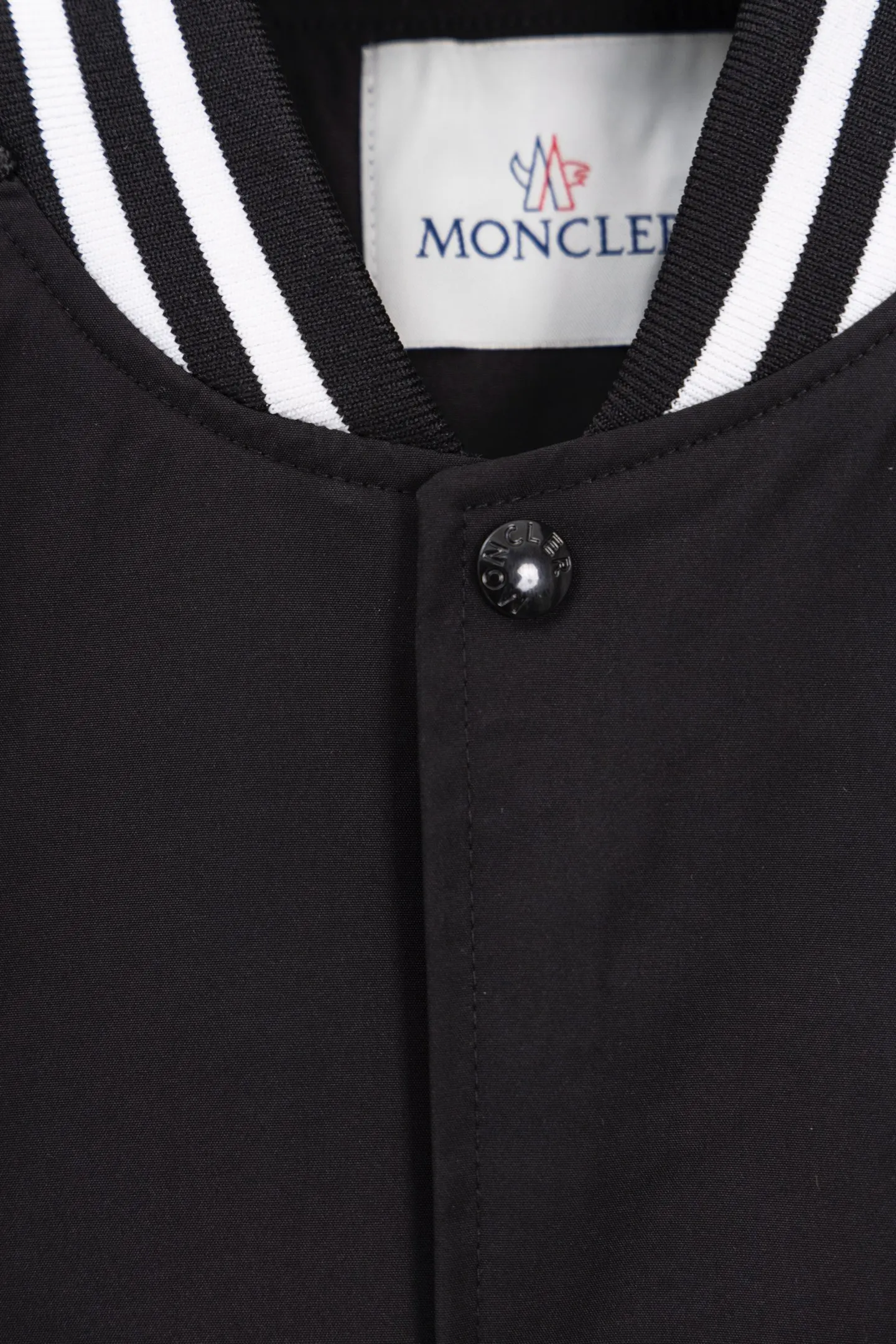 P310 Style number: S006 [Top version] Moncler masked FW25 new wool spliced leather sleeve retro couple baseball jacket jacket, same style for men and women. A symphonic poem of night and materials. Wool creates a sculptural silhouette. Fingertips trace the boundary between cold leather and warm wool. It is like touching a carefully planned material action. The yuppie poet in the boardroom was born. Pair with black pants on commuting days to interpret a dark gentleman. Wear washed jeans + dad shoes on weekends to become a street curator in Milan. Use a coat to deconstruct the rules of time and space. Woolen becomes your armor. Moncler’s black never hides ambition and only hides the harmony of power in the symphony of materials. Color: black Size: S-XL