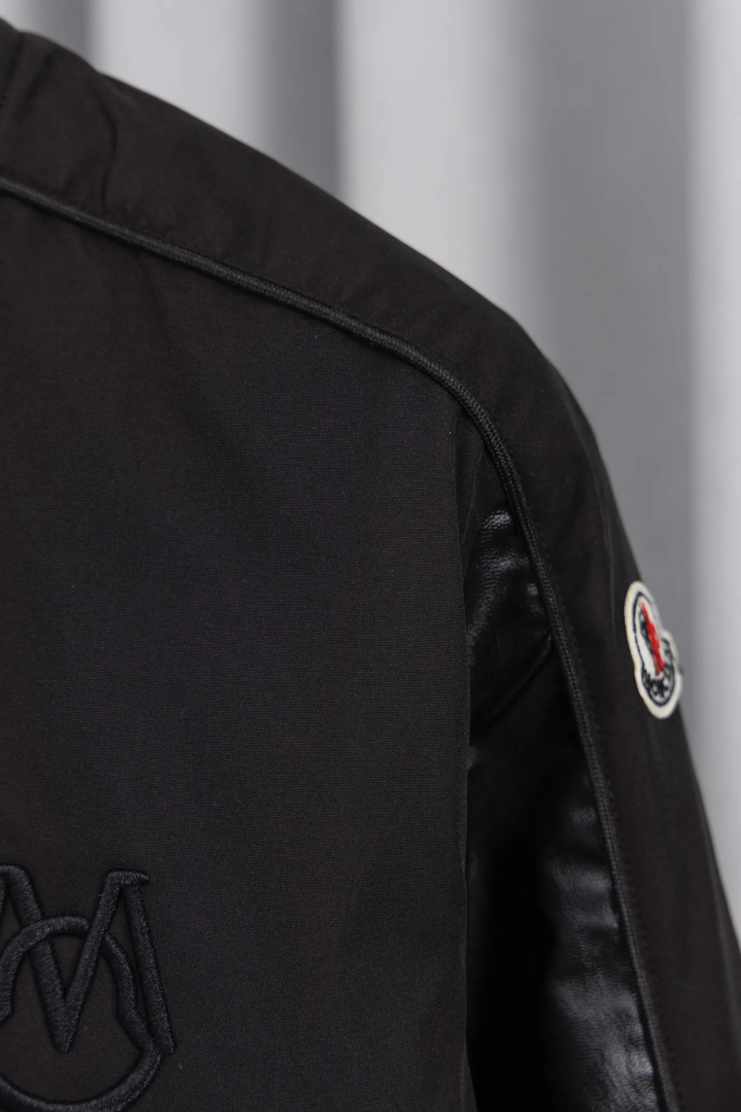 P310 Style number: S006 [Top version] Moncler masked FW25 new wool spliced leather sleeve retro couple baseball jacket jacket, same style for men and women. A symphonic poem of night and materials. Wool creates a sculptural silhouette. Fingertips trace the boundary between cold leather and warm wool. It is like touching a carefully planned material action. The yuppie poet in the boardroom was born. Pair with black pants on commuting days to interpret a dark gentleman. Wear washed jeans + dad shoes on weekends to become a street curator in Milan. Use a coat to deconstruct the rules of time and space. Woolen becomes your armor. Moncler’s black never hides ambition and only hides the harmony of power in the symphony of materials. Color: black Size: S-XL