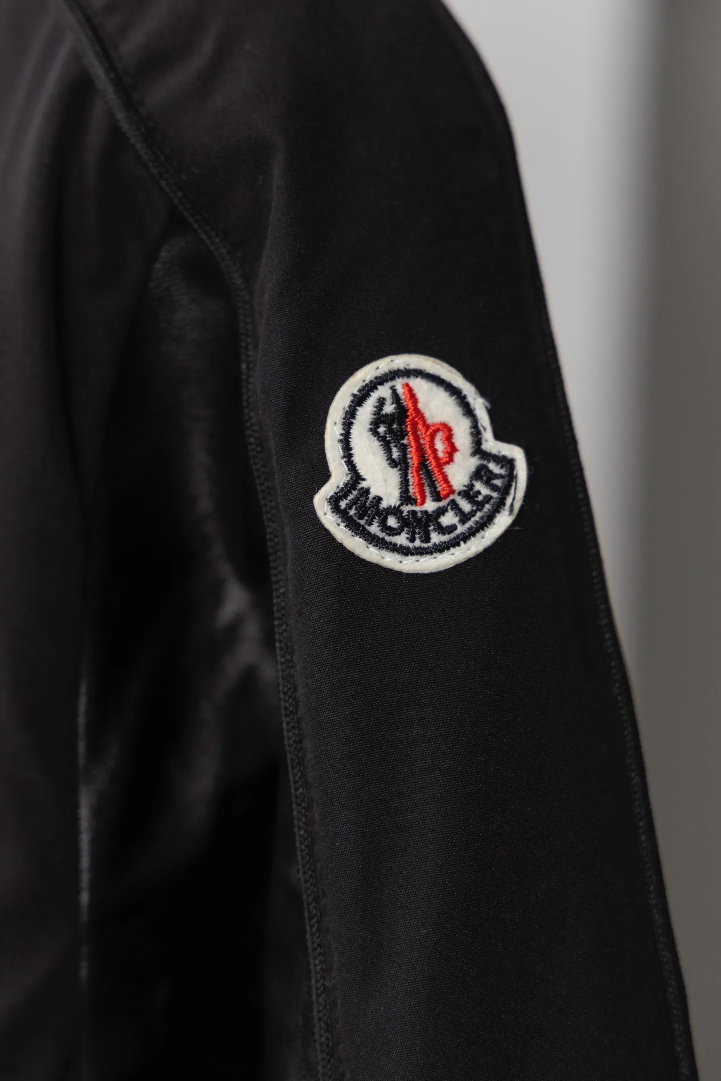 P310 Style number: S006 [Top version] Moncler masked FW25 new wool spliced leather sleeve retro couple baseball jacket jacket, same style for men and women. A symphonic poem of night and materials. Wool creates a sculptural silhouette. Fingertips trace the boundary between cold leather and warm wool. It is like touching a carefully planned material action. The yuppie poet in the boardroom was born. Pair with black pants on commuting days to interpret a dark gentleman. Wear washed jeans + dad shoes on weekends to become a street curator in Milan. Use a coat to deconstruct the rules of time and space. Woolen becomes your armor. Moncler’s black never hides ambition and only hides the harmony of power in the symphony of materials. Color: black Size: S-XL