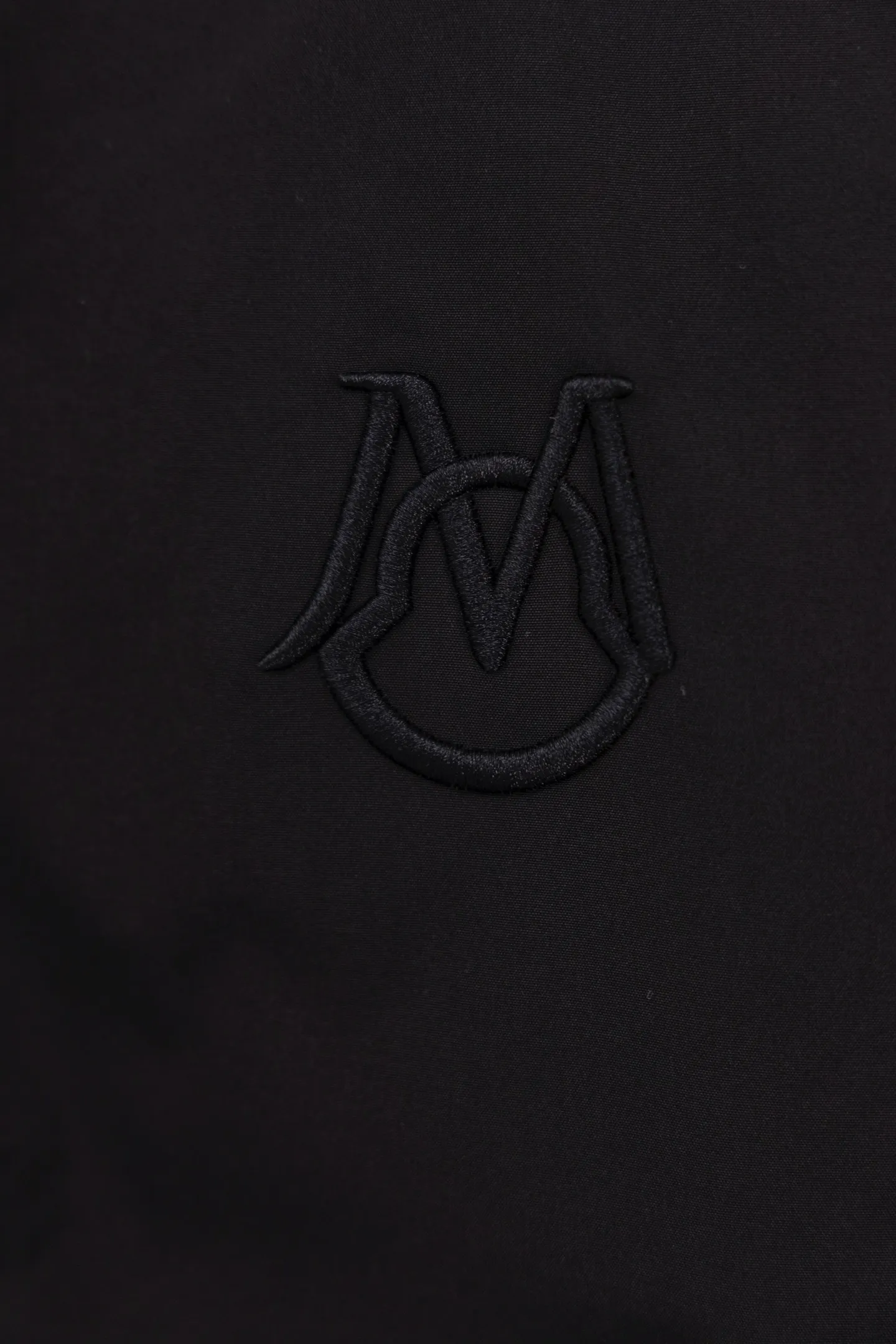 P310 Style number: S006 [Top version] Moncler masked FW25 new wool spliced leather sleeve retro couple baseball jacket jacket, same style for men and women. A symphonic poem of night and materials. Wool creates a sculptural silhouette. Fingertips trace the boundary between cold leather and warm wool. It is like touching a carefully planned material action. The yuppie poet in the boardroom was born. Pair with black pants on commuting days to interpret a dark gentleman. Wear washed jeans + dad shoes on weekends to become a street curator in Milan. Use a coat to deconstruct the rules of time and space. Woolen becomes your armor. Moncler’s black never hides ambition and only hides the harmony of power in the symphony of materials. Color: black Size: S-XL