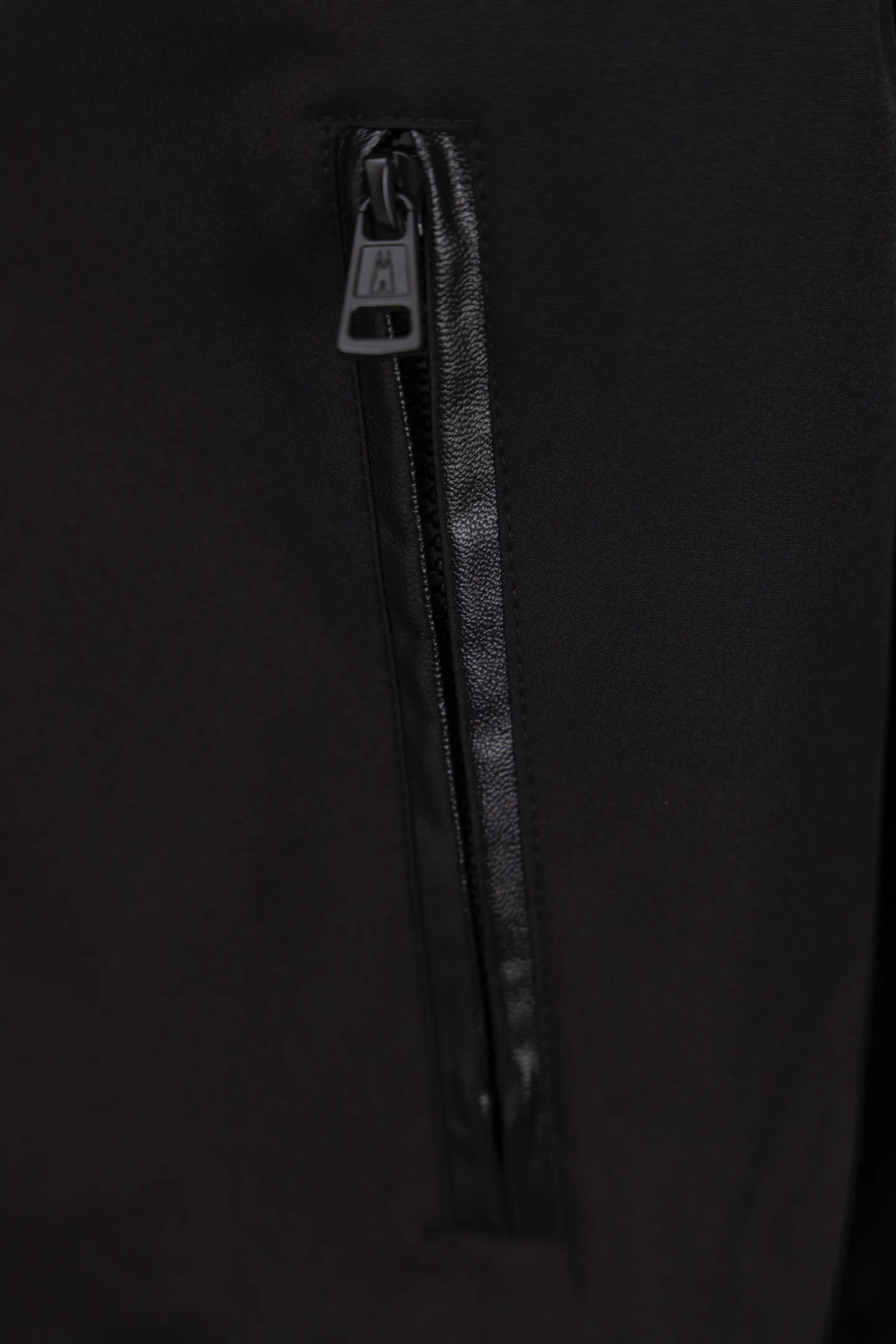 P310 Style number: S006 [Top version] Moncler masked FW25 new wool spliced leather sleeve retro couple baseball jacket jacket, same style for men and women. A symphonic poem of night and materials. Wool creates a sculptural silhouette. Fingertips trace the boundary between cold leather and warm wool. It is like touching a carefully planned material action. The yuppie poet in the boardroom was born. Pair with black pants on commuting days to interpret a dark gentleman. Wear washed jeans + dad shoes on weekends to become a street curator in Milan. Use a coat to deconstruct the rules of time and space. Woolen becomes your armor. Moncler’s black never hides ambition and only hides the harmony of power in the symphony of materials. Color: black Size: S-XL