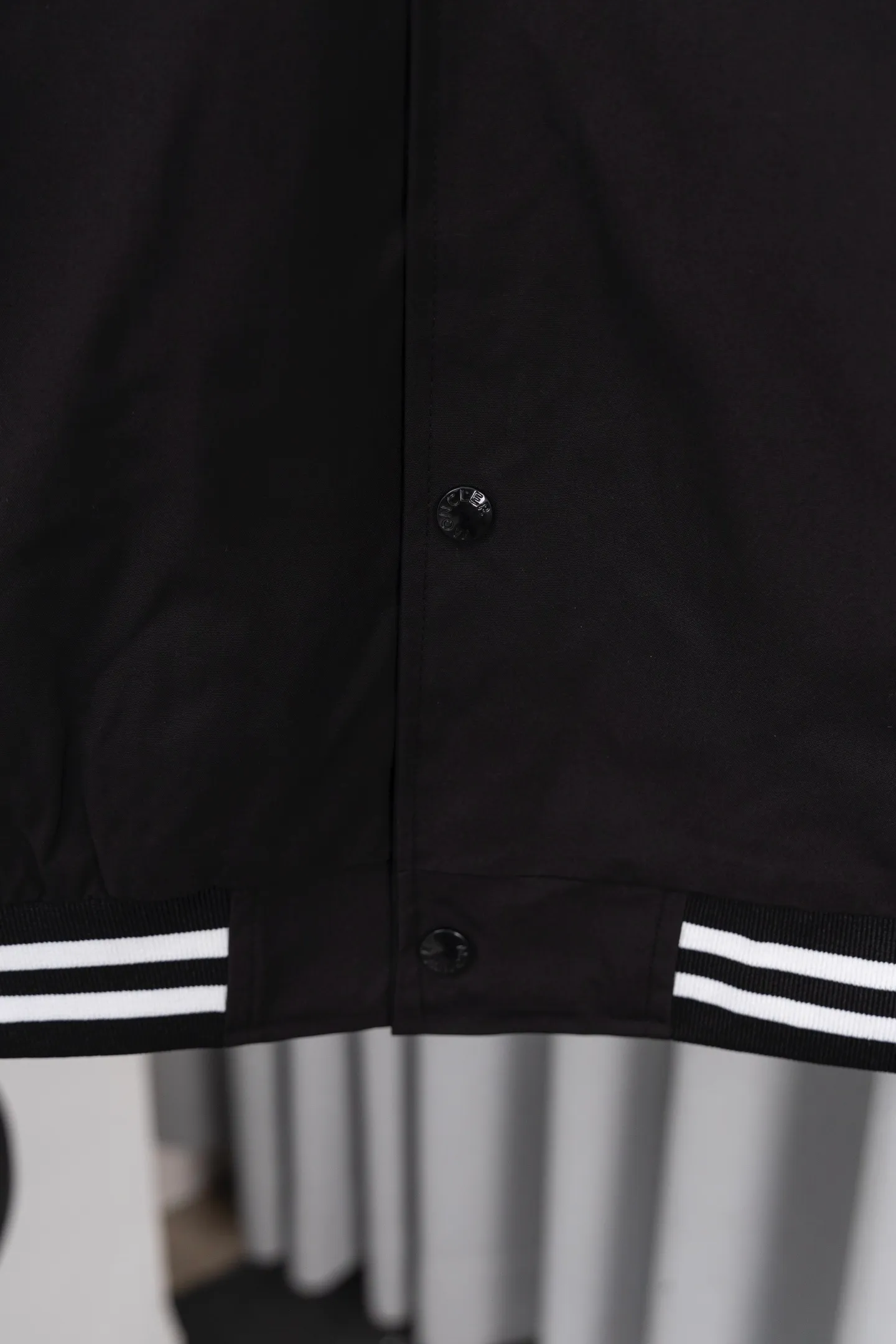 P310 Style number: S006 [Top version] Moncler masked FW25 new wool spliced leather sleeve retro couple baseball jacket jacket, same style for men and women. A symphonic poem of night and materials. Wool creates a sculptural silhouette. Fingertips trace the boundary between cold leather and warm wool. It is like touching a carefully planned material action. The yuppie poet in the boardroom was born. Pair with black pants on commuting days to interpret a dark gentleman. Wear washed jeans + dad shoes on weekends to become a street curator in Milan. Use a coat to deconstruct the rules of time and space. Woolen becomes your armor. Moncler’s black never hides ambition and only hides the harmony of power in the symphony of materials. Color: black Size: S-XL