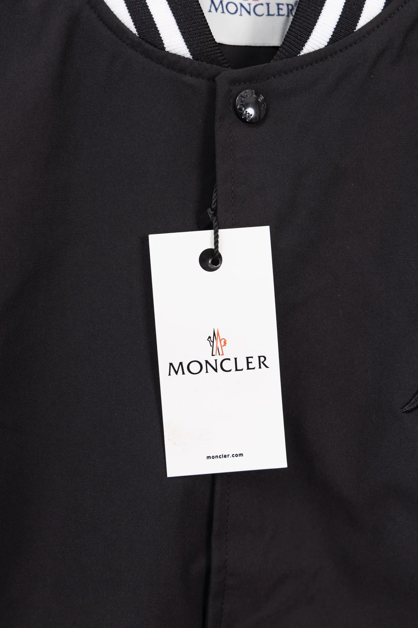P310 Style number: S006 [Top version] Moncler masked FW25 new wool spliced leather sleeve retro couple baseball jacket jacket, same style for men and women. A symphonic poem of night and materials. Wool creates a sculptural silhouette. Fingertips trace the boundary between cold leather and warm wool. It is like touching a carefully planned material action. The yuppie poet in the boardroom was born. Pair with black pants on commuting days to interpret a dark gentleman. Wear washed jeans + dad shoes on weekends to become a street curator in Milan. Use a coat to deconstruct the rules of time and space. Woolen becomes your armor. Moncler’s black never hides ambition and only hides the harmony of power in the symphony of materials. Color: black Size: S-XL