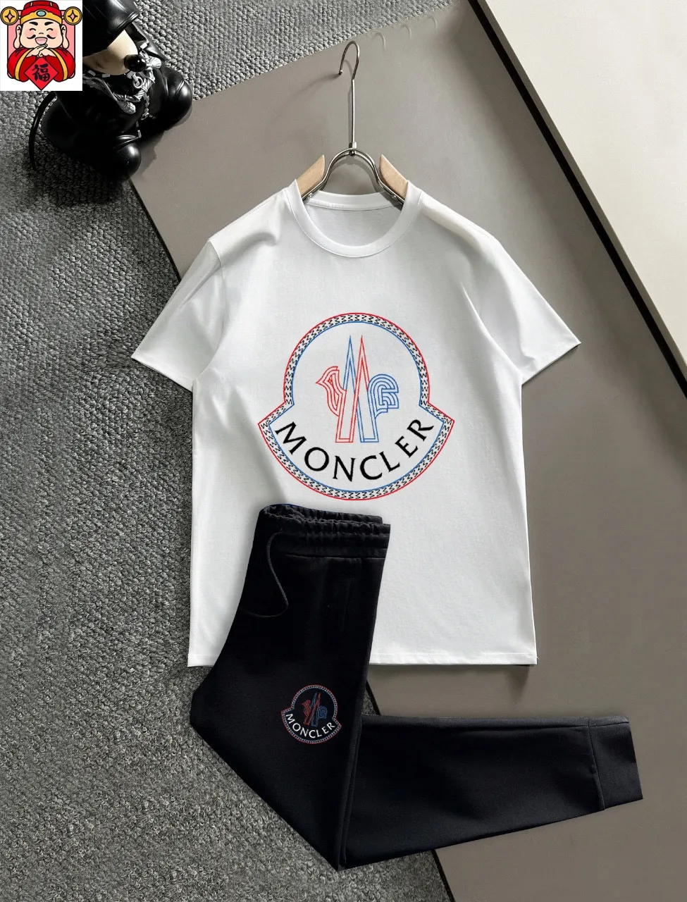 P320 [MONCLER] (Fat Man's Gospel) The same style as the 2025 official website. World-renowned luxury brand. Summer men's (double mercerized) high-quality 🐂 suit. It is made of imported original fabrics. It is a trendy style of the season and a versatile hit. Simple and elegant, precise workmanship allows you to be at the top of fashion. Size: M-5XL (can be worn up to 220 pounds)
