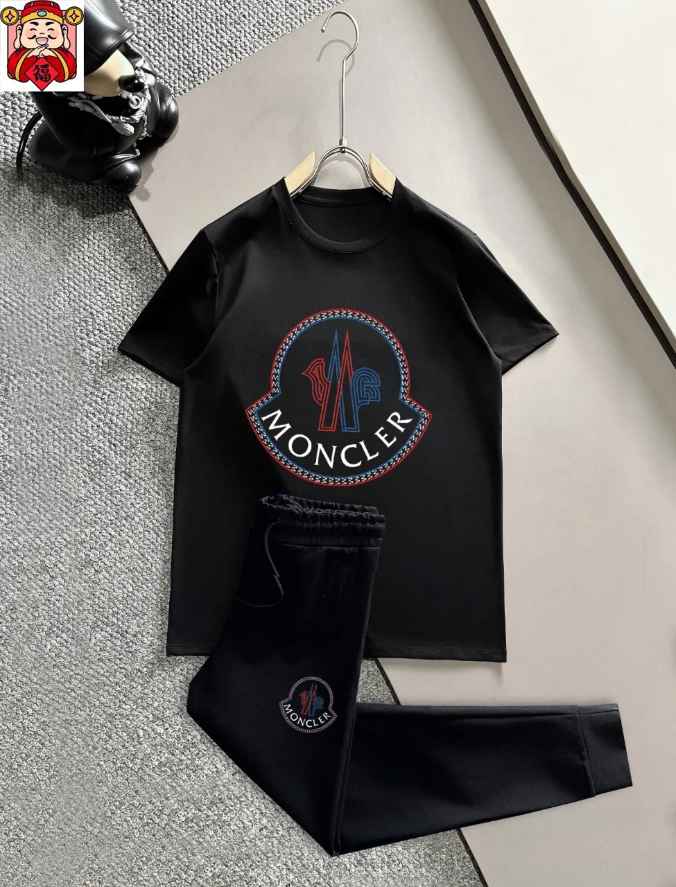 P320 [MONCLER] (Fat Man's Gospel) The same style as the 2025 official website. World-renowned luxury brand. Summer men's (double mercerized) high-quality 🐂 suit. It is made of imported original fabrics. It is a trendy style of the season and a versatile hit. Simple and elegant, precise workmanship allows you to be at the top of fashion. Size: M-5XL (can be worn up to 220 pounds)