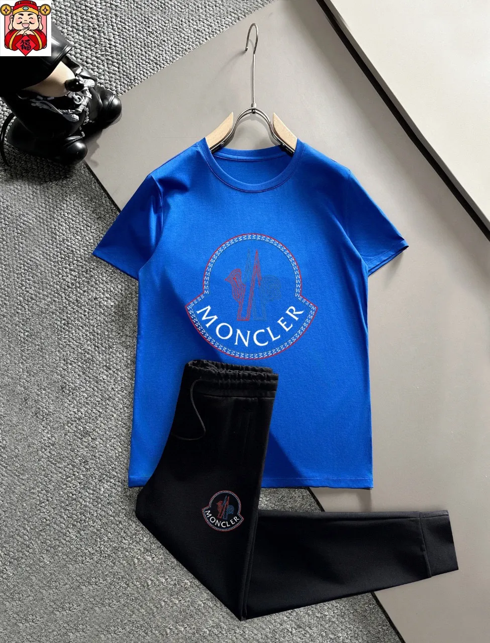 P320 [MONCLER] (Fat Man's Gospel) The same style as the 2025 official website. World-renowned luxury brand. Summer men's (double mercerized) high-quality 🐂 suit. It is made of imported original fabrics. It is a trendy style of the season and a versatile hit. Simple and elegant, precise workmanship allows you to be at the top of fashion. Size: M-5XL (can be worn up to 220 pounds)