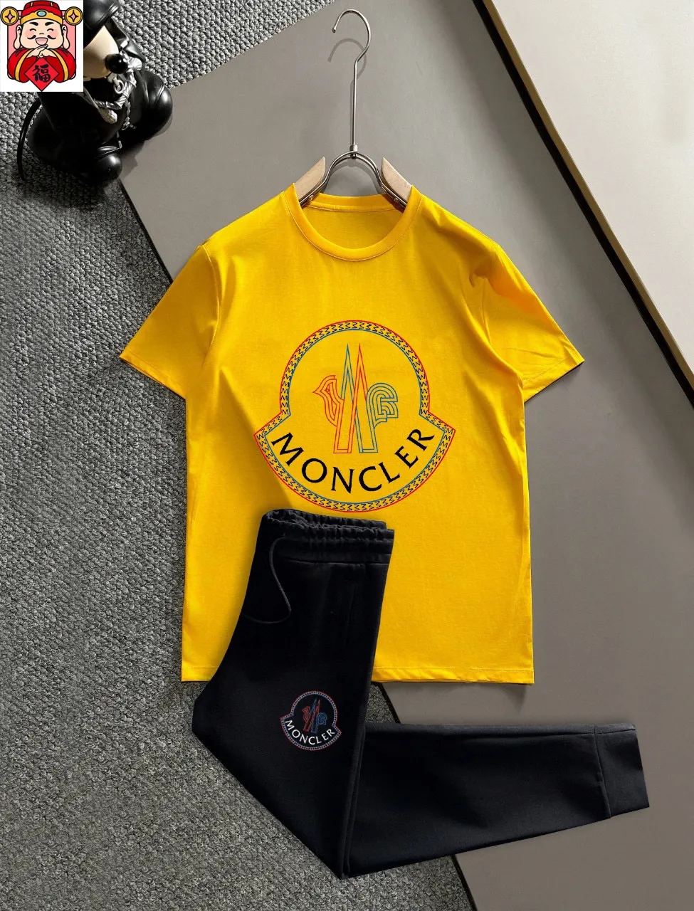 P320 [MONCLER] (Fat Man's Gospel) The same style as the 2025 official website. World-renowned luxury brand. Summer men's (double mercerized) high-quality 🐂 suit. It is made of imported original fabrics. It is a trendy style of the season and a versatile hit. Simple and elegant, precise workmanship allows you to be at the top of fashion. Size: M-5XL (can be worn up to 220 pounds)