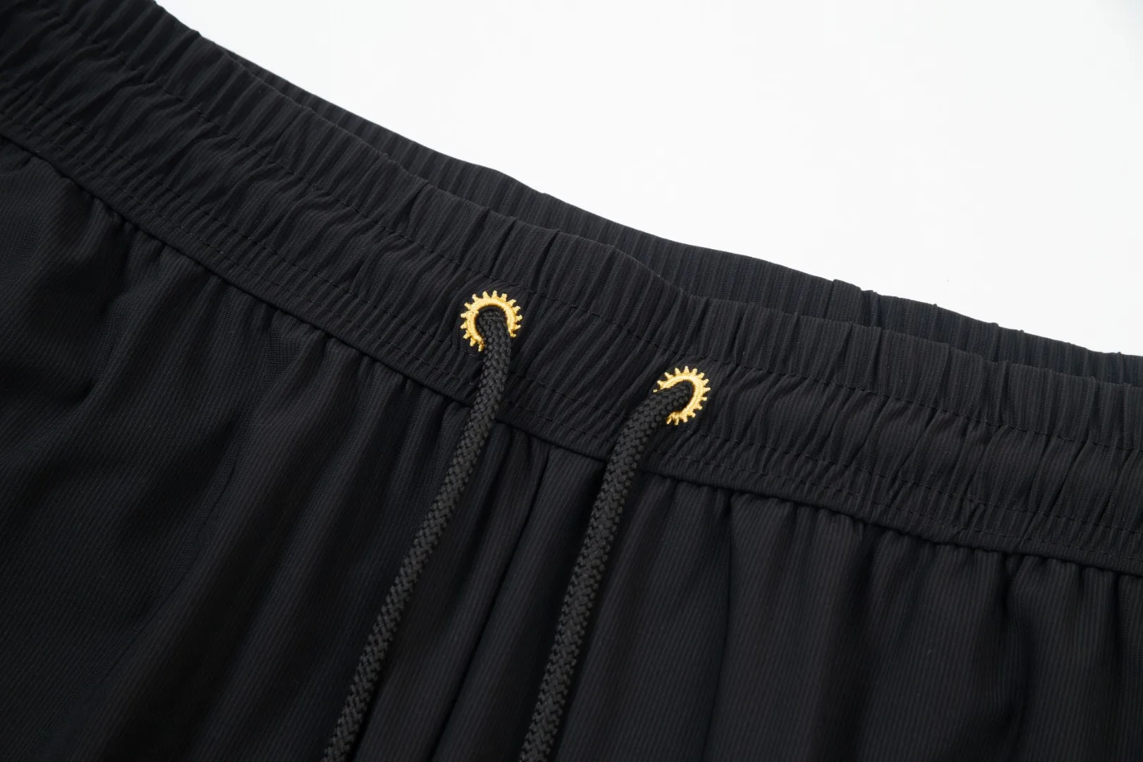 P230 Moncler spring and summer new model, two-color high-quality thin sports and leisure ice silk pants. Smooth, comfortable, anti-wrinkle and traceless pants. 🗯Soft texture, slightly elastic to the touch, cool ice silk pants. Waist elastic band, fashionable version design. 🗯 Neat and neat wiring, suitable for both sports and leisure! It can be easily controlled by all body types. Two classic colors are available. 🗯New summer product. Versatile and easy to match. The upper body is very simple, handsome and stylish. It can be easily controlled by men and women. Color: Black Gray Size: S-XL