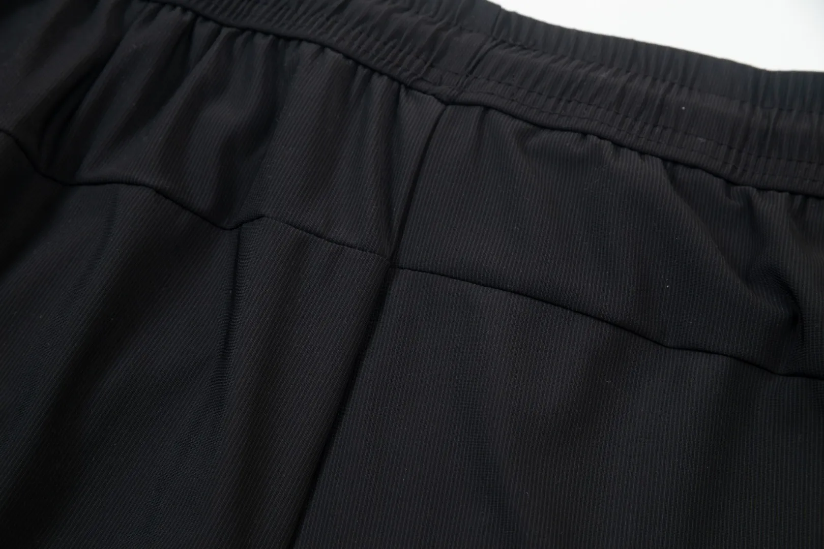 P230 Moncler spring and summer new model, two-color high-quality thin sports and leisure ice silk pants. Smooth, comfortable, anti-wrinkle and traceless pants. 🗯Soft texture, slightly elastic to the touch, cool ice silk pants. Waist elastic band, fashionable version design. 🗯 Neat and neat wiring, suitable for both sports and leisure! It can be easily controlled by all body types. Two classic colors are available. 🗯New summer product. Versatile and easy to match. The upper body is very simple, handsome and stylish. It can be easily controlled by men and women. Color: Black Gray Size: S-XL