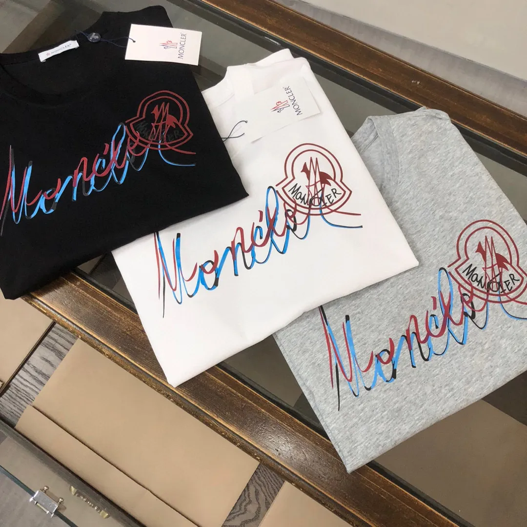 P160 🔥MONCLER The latest short-sleeved T-shirt for couples ~ Special brand letter printing technology on the chest ~ The fabric upper body is comfortable and breathable, not stiff, slim cut, specially customized fabrics! The upper body is comfortable and stylish, and it can be worn alone as an inner layer. It is a must-have for fashionistas! ! ! Color: black, white, gray Size: S～XL (loose version, please state your height and weight when placing an order)