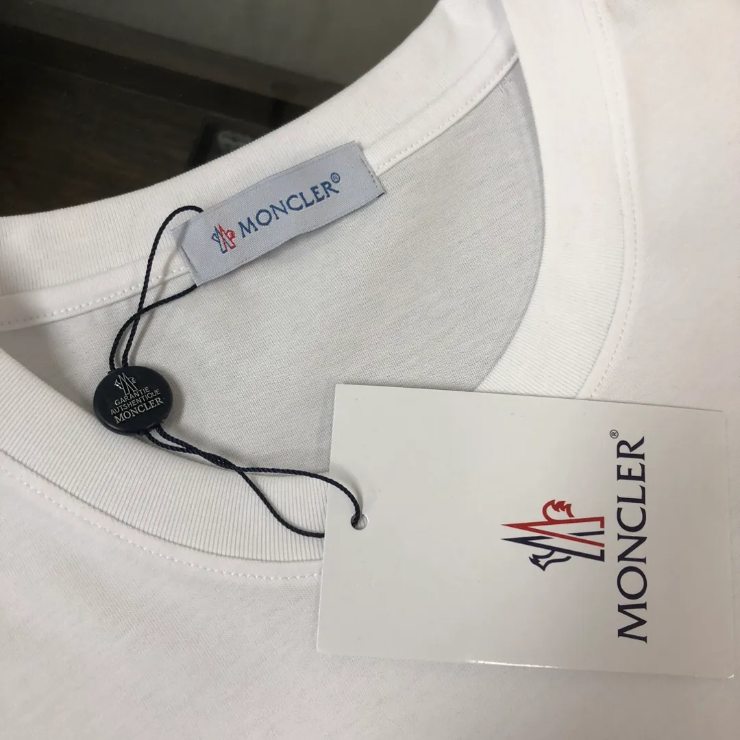 P160 🔥MONCLER The latest short-sleeved T-shirt for couples ~ Special brand letter printing technology on the chest ~ The fabric upper body is comfortable and breathable, not stiff, slim cut, specially customized fabrics! The upper body is comfortable and stylish, and it can be worn alone as an inner layer. It is a must-have for fashionistas! ! ! Color: black, white, gray Size: S～XL (loose version, please state your height and weight when placing an order)