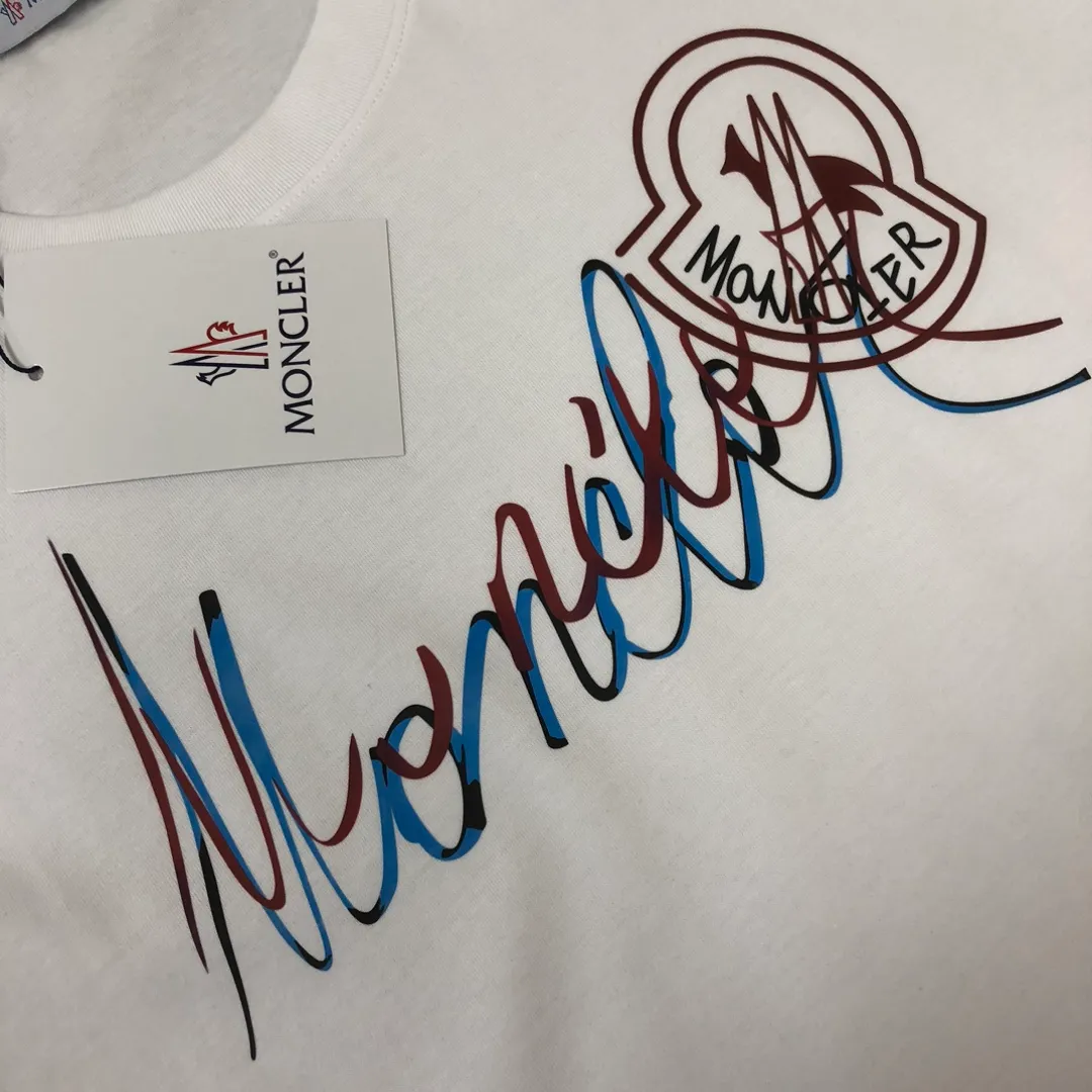 P160 🔥MONCLER The latest short-sleeved T-shirt for couples ~ Special brand letter printing technology on the chest ~ The fabric upper body is comfortable and breathable, not stiff, slim cut, specially customized fabrics! The upper body is comfortable and stylish, and it can be worn alone as an inner layer. It is a must-have for fashionistas! ! ! Color: black, white, gray Size: S～XL (loose version, please state your height and weight when placing an order)