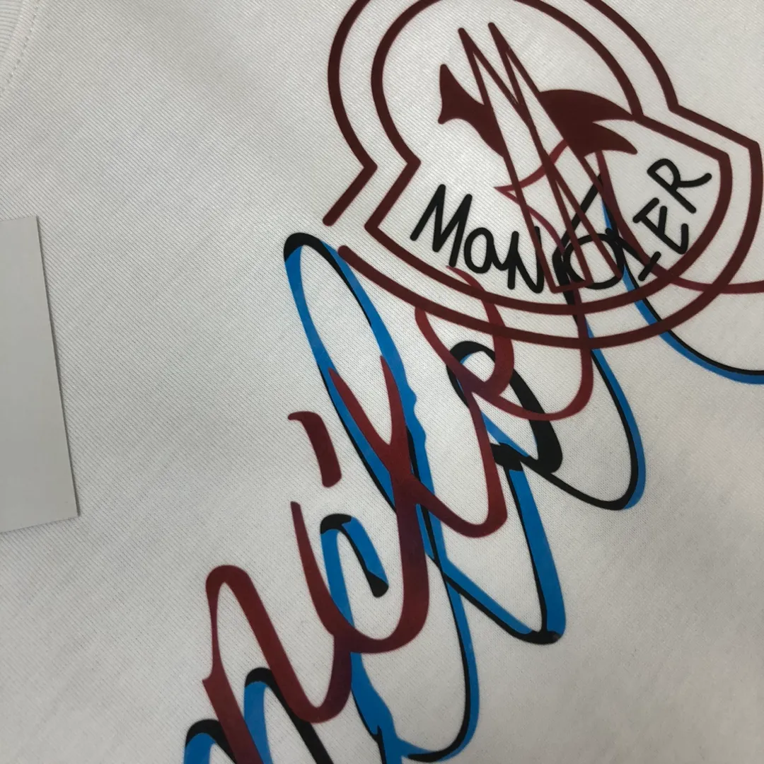 P160 🔥MONCLER The latest short-sleeved T-shirt for couples ~ Special brand letter printing technology on the chest ~ The fabric upper body is comfortable and breathable, not stiff, slim cut, specially customized fabrics! The upper body is comfortable and stylish, and it can be worn alone as an inner layer. It is a must-have for fashionistas! ! ! Color: black, white, gray Size: S～XL (loose version, please state your height and weight when placing an order)