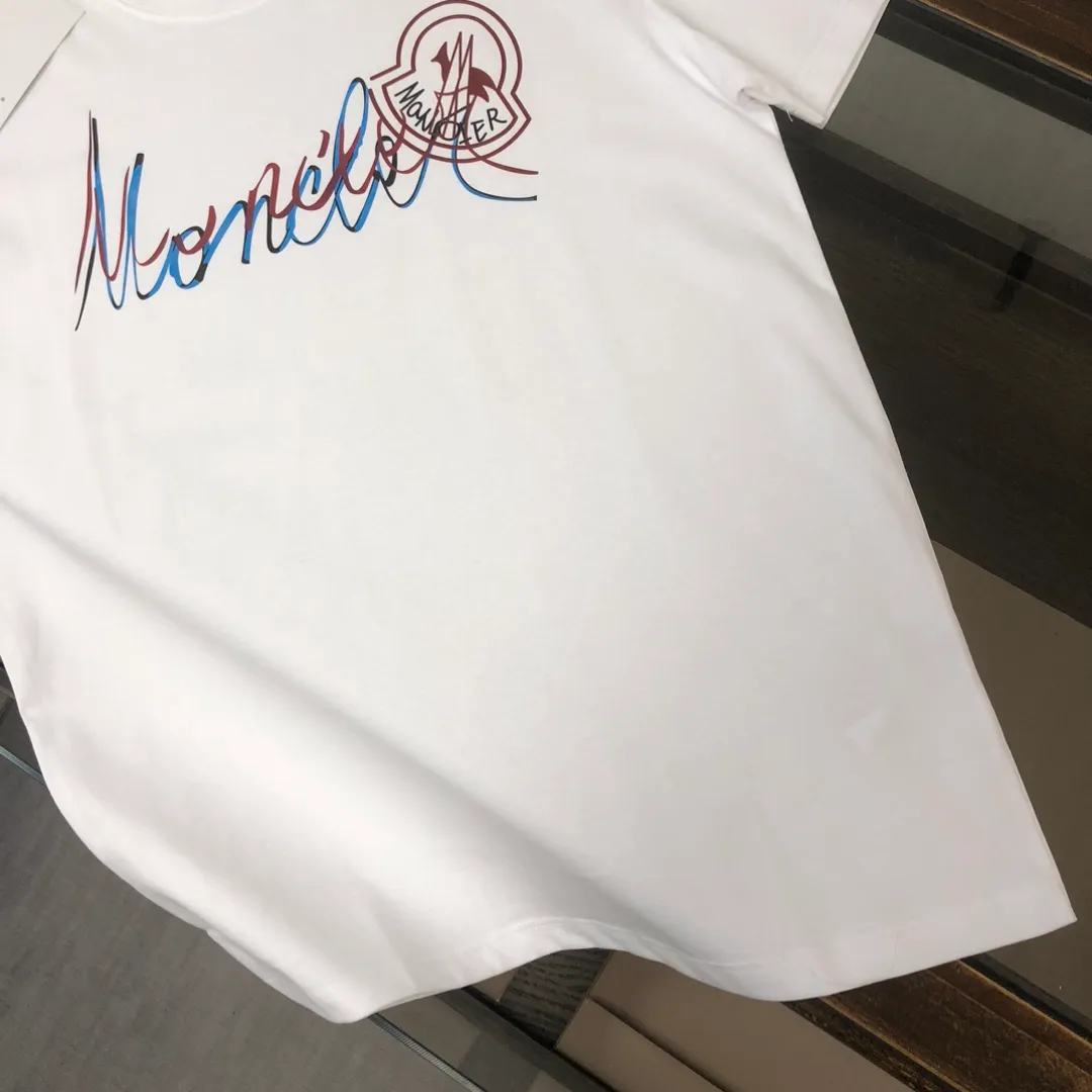 P160 🔥MONCLER The latest short-sleeved T-shirt for couples ~ Special brand letter printing technology on the chest ~ The fabric upper body is comfortable and breathable, not stiff, slim cut, specially customized fabrics! The upper body is comfortable and stylish, and it can be worn alone as an inner layer. It is a must-have for fashionistas! ! ! Color: black, white, gray Size: S～XL (loose version, please state your height and weight when placing an order)