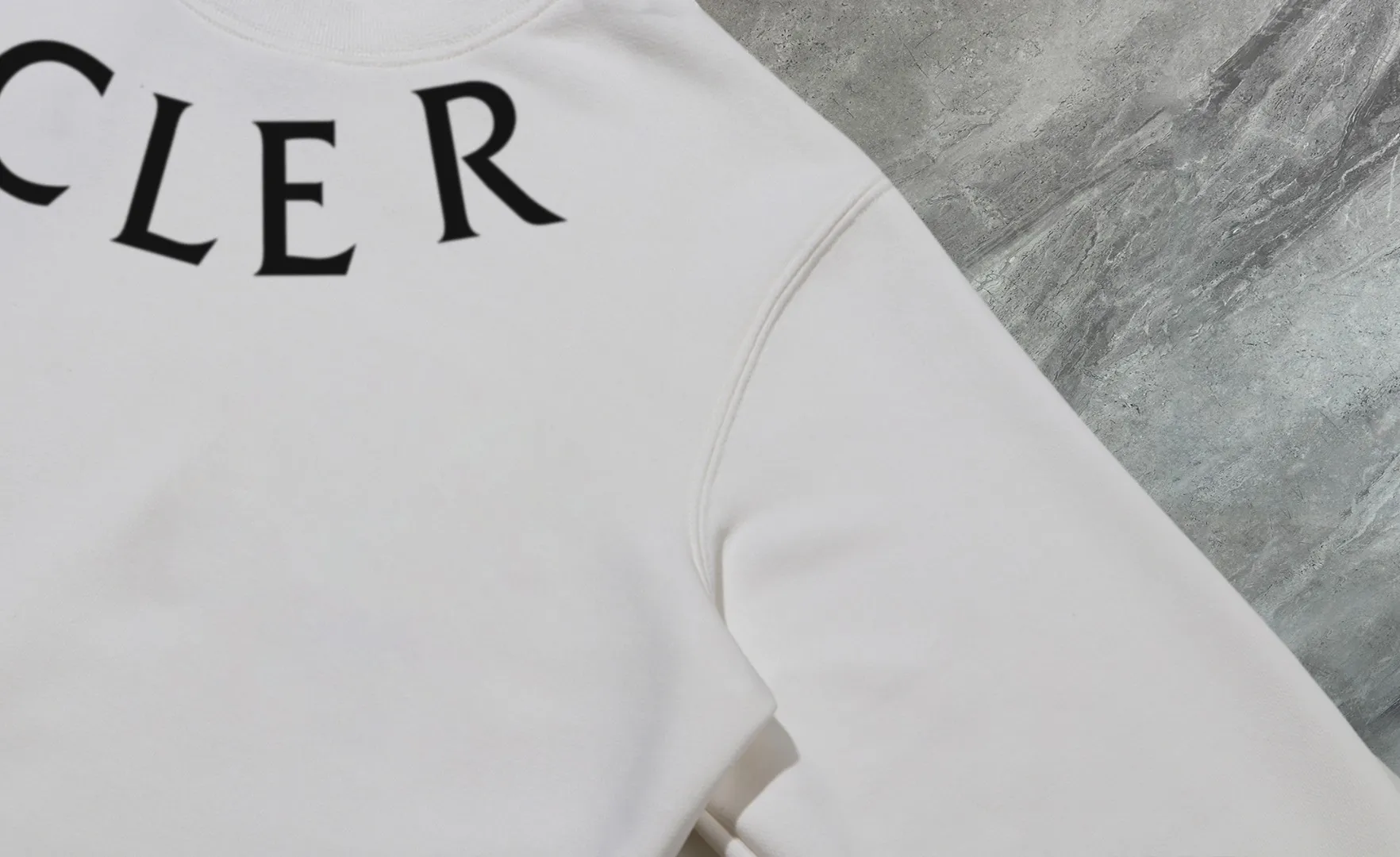 P210 High-version sweatshirt) [Long-term stock] 〖𝐌𝐎𝐍𝐂𝐋𝐄𝐑~Mask〗 Made of 440g heavy-weight fabric. It is different from the market currency. It can be matched with any variety and is properly handsome. 😎The whole dress is made of double waistcoats. The double waistcoats make the whole dress more three-dimensional. Not ordinary factories can do such fine work. 2025 Spring runway version of the T stage, on sale at the counter, round neck terry sweatshirt, high-end double-strand pure cotton, custom-made stretch ribs, dyed in the same vat, complete with three standards, matched with exquisite embroidered LOGO on the chest, simple and advanced, same style for men and women. Color: black, apricot, white, size: S M L XL 2XL