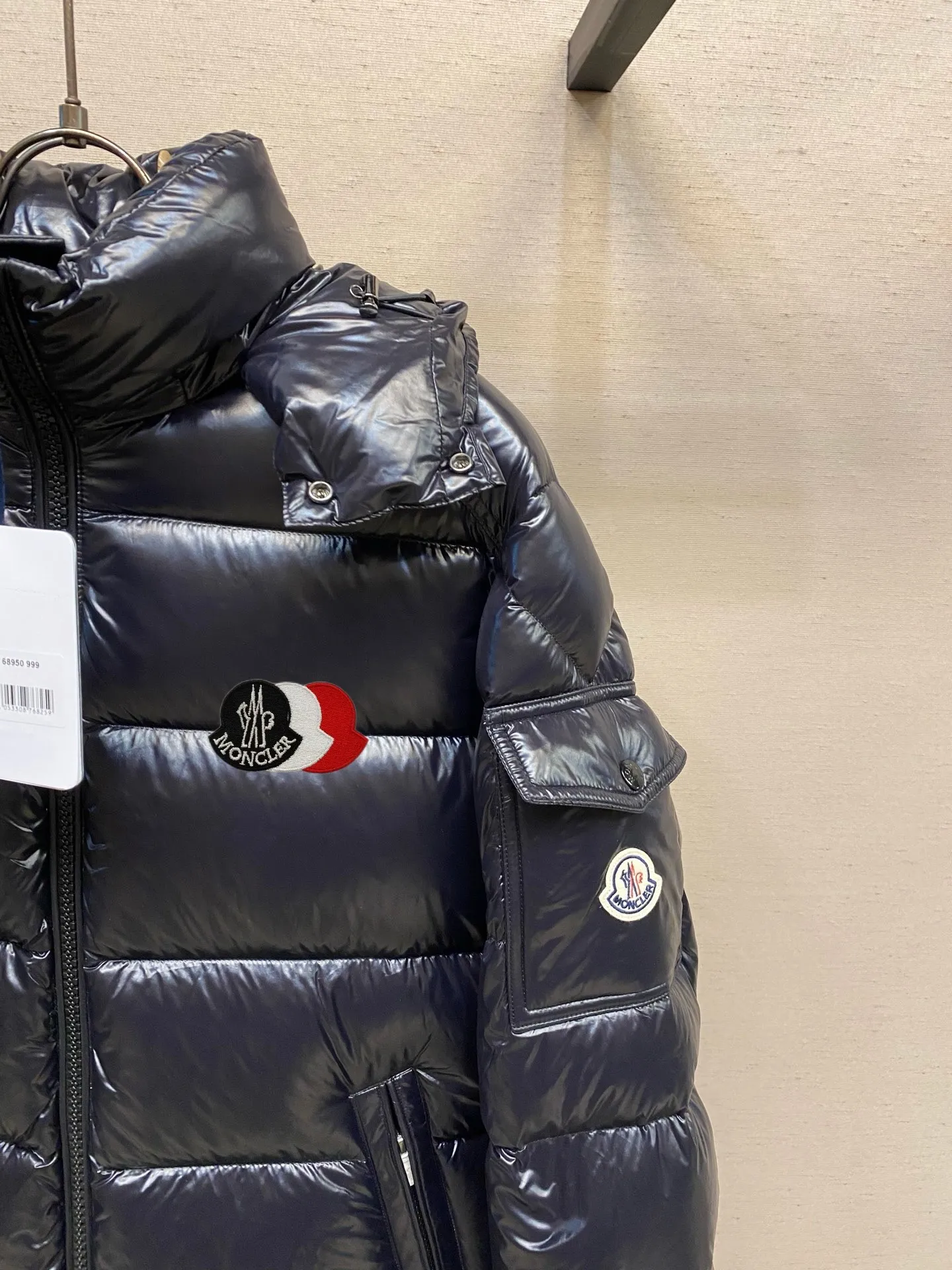 P780 MONCLER Meng Maya Down Jacket: Color/Black Size: M. L. Zipper pendant with custom logo Fabric: 400D bright nylon, anti-fouling, anti-wrinkle, waterproof and windproof, very wear-resistant, breathable and comfortable.           Embroidery: Straight lines, smooth curves, dense and neat stitches, no jagged edges, flat embroidery surface, no skewed threads, consistent stitch length, no bottom exposed, no overlap, smooth embroidery surface, no ink marks and other stains. Advanced imported embroidery machines are used to ensure embroidery quality.