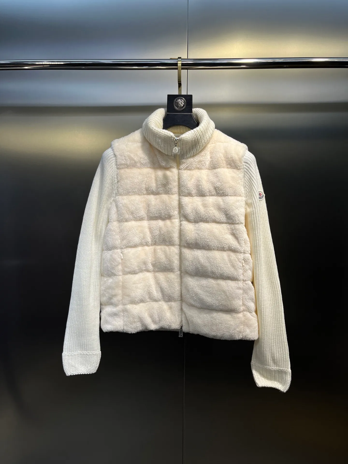 P720 Moncler 🌟 2025 early spring new Cardigan, medium-thick down jacket, the bottom of the fabric is treated with anti-drilling velvet, it is not a currency on the market, feel free to wear it! The classic quilted design outlines a slim silhouette, and the stand-up collar details enhance the temperament, while being lightweight and warm. Wear it as a layer during spring or winter, and you can easily weather the changing weather in one piece. Choose from three colors to suit your style: low-key black, pure white, high-end grey, three high-end tones, suitable for different occasions and styles. The short cut lengthens the proportion, and even a small person can wear it with long legs! High-end goose down, the choice of quality. Carefully selected high-quality goose down filling, which has both fluffiness and warmth, is light and weightless. Every detail shows craftsmanship. Color: black, pink and gray. Size: s m l