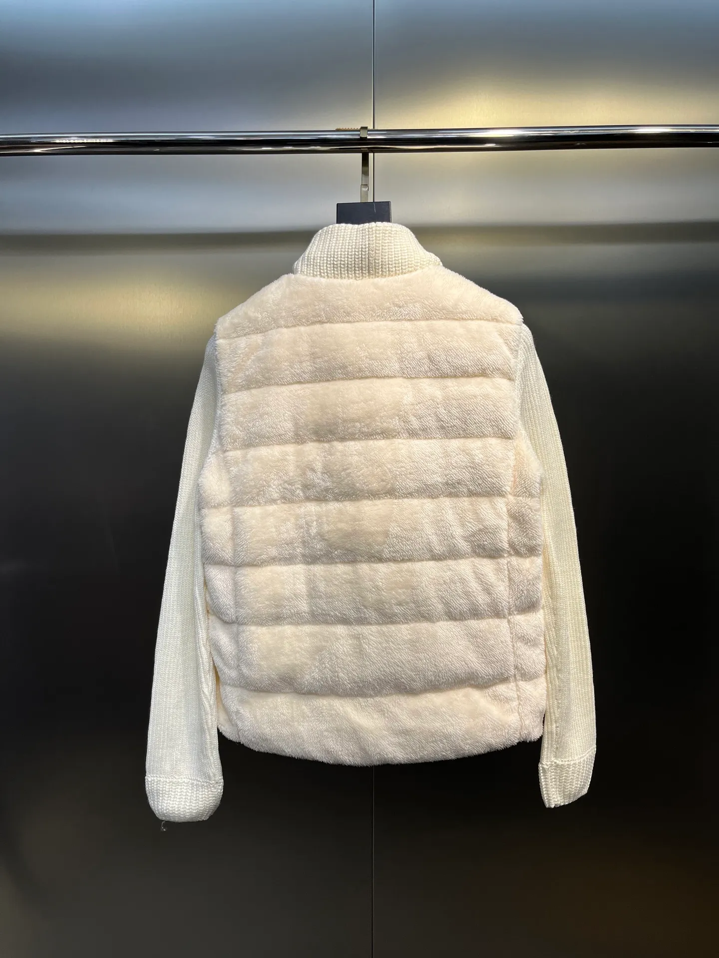 P720 Moncler 🌟 2025 early spring new Cardigan, medium-thick down jacket, the bottom of the fabric is treated with anti-drilling velvet, it is not a currency on the market, feel free to wear it! The classic quilted design outlines a slim silhouette, and the stand-up collar details enhance the temperament, while being lightweight and warm. Wear it as a layer during spring or winter, and you can easily weather the changing weather in one piece. Choose from three colors to suit your style: low-key black, pure white, high-end grey, three high-end tones, suitable for different occasions and styles. The short cut lengthens the proportion, and even a small person can wear it with long legs! High-end goose down, the choice of quality. Carefully selected high-quality goose down filling, which has both fluffiness and warmth, is light and weightless. Every detail shows craftsmanship. Color: black, pink and gray. Size: s m l