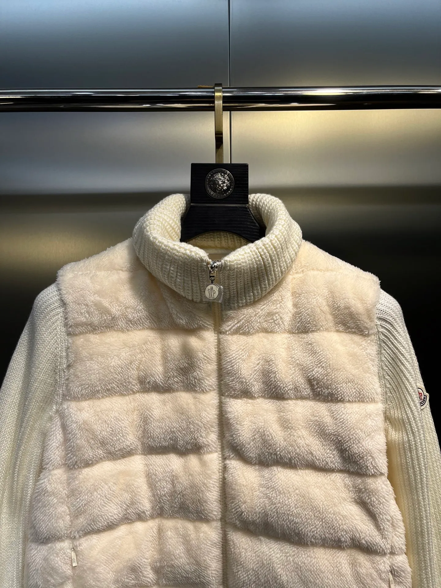 P720 Moncler 🌟 2025 early spring new Cardigan, medium-thick down jacket, the bottom of the fabric is treated with anti-drilling velvet, it is not a currency on the market, feel free to wear it! The classic quilted design outlines a slim silhouette, and the stand-up collar details enhance the temperament, while being lightweight and warm. Wear it as a layer during spring or winter, and you can easily weather the changing weather in one piece. Choose from three colors to suit your style: low-key black, pure white, high-end grey, three high-end tones, suitable for different occasions and styles. The short cut lengthens the proportion, and even a small person can wear it with long legs! High-end goose down, the choice of quality. Carefully selected high-quality goose down filling, which has both fluffiness and warmth, is light and weightless. Every detail shows craftsmanship. Color: black, pink and gray. Size: s m l