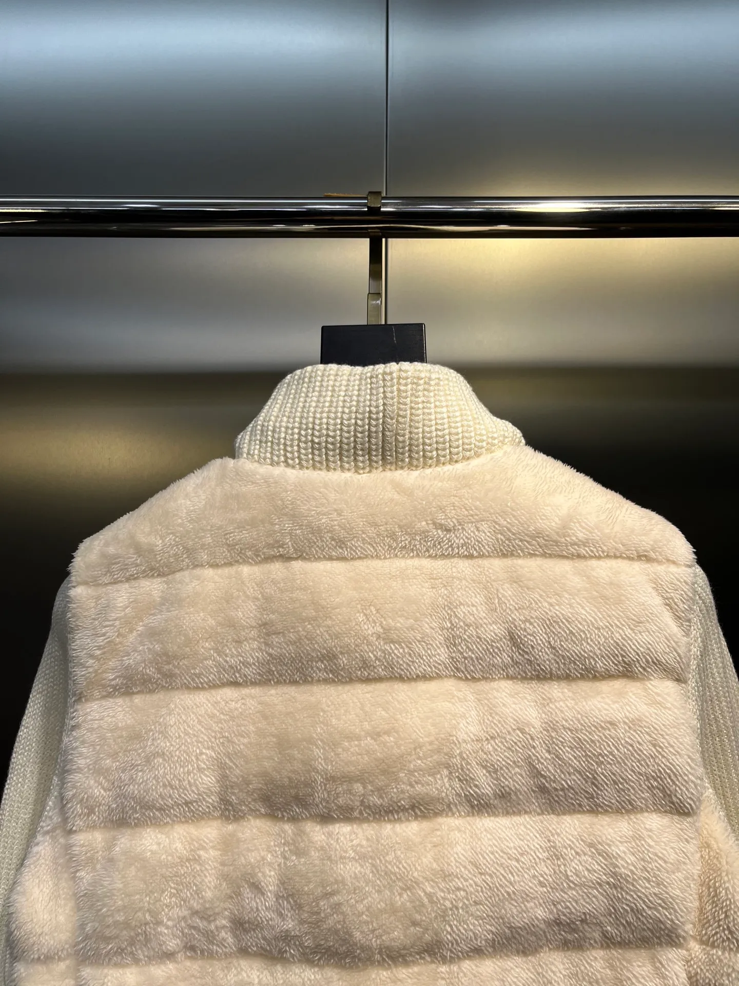 P720 Moncler 🌟 2025 early spring new Cardigan, medium-thick down jacket, the bottom of the fabric is treated with anti-drilling velvet, it is not a currency on the market, feel free to wear it! The classic quilted design outlines a slim silhouette, and the stand-up collar details enhance the temperament, while being lightweight and warm. Wear it as a layer during spring or winter, and you can easily weather the changing weather in one piece. Choose from three colors to suit your style: low-key black, pure white, high-end grey, three high-end tones, suitable for different occasions and styles. The short cut lengthens the proportion, and even a small person can wear it with long legs! High-end goose down, the choice of quality. Carefully selected high-quality goose down filling, which has both fluffiness and warmth, is light and weightless. Every detail shows craftsmanship. Color: black, pink and gray. Size: s m l