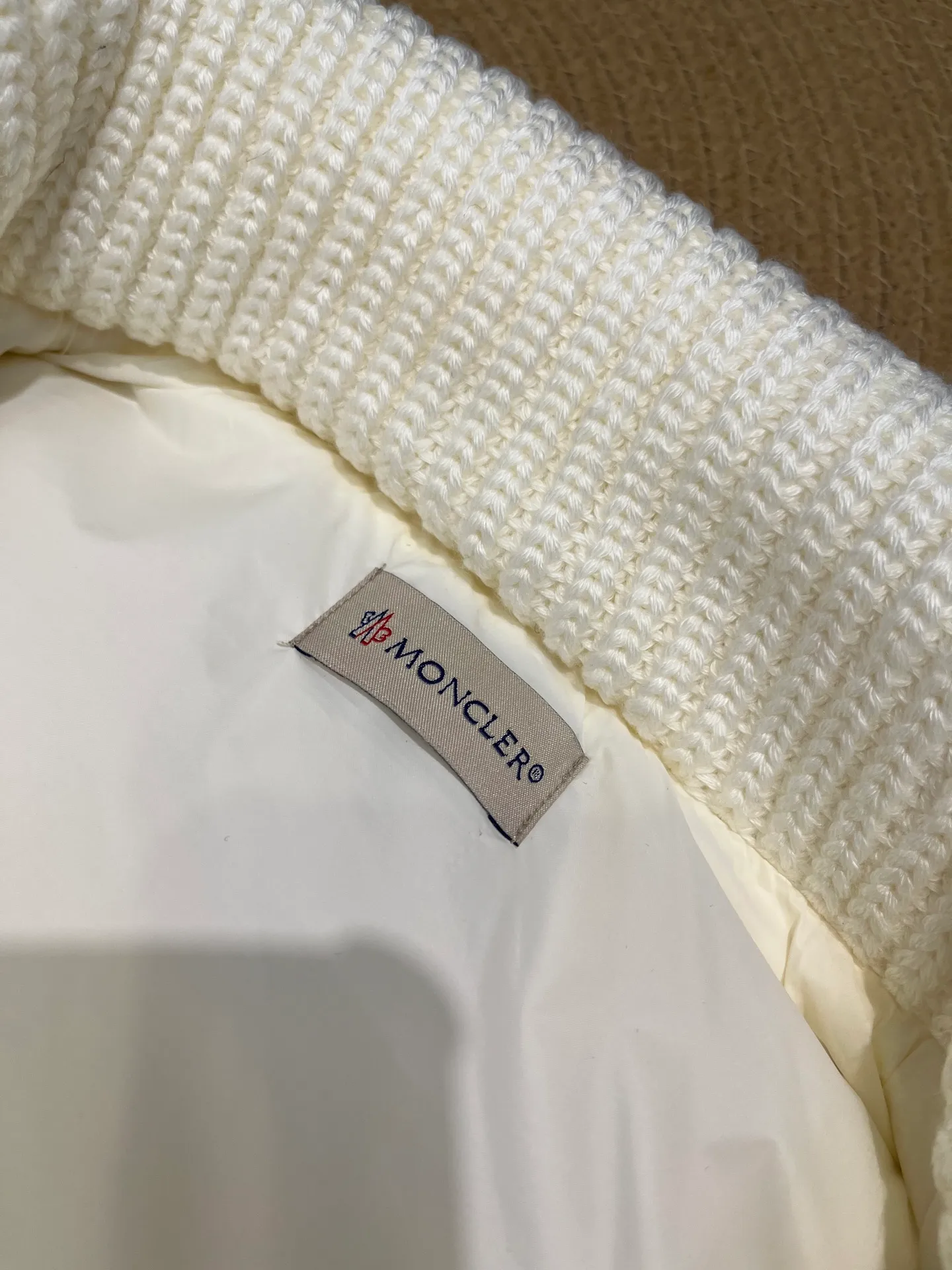 P720 Moncler 🌟 2025 early spring new Cardigan, medium-thick down jacket, the bottom of the fabric is treated with anti-drilling velvet, it is not a currency on the market, feel free to wear it! The classic quilted design outlines a slim silhouette, and the stand-up collar details enhance the temperament, while being lightweight and warm. Wear it as a layer during spring or winter, and you can easily weather the changing weather in one piece. Choose from three colors to suit your style: low-key black, pure white, high-end grey, three high-end tones, suitable for different occasions and styles. The short cut lengthens the proportion, and even a small person can wear it with long legs! High-end goose down, the choice of quality. Carefully selected high-quality goose down filling, which has both fluffiness and warmth, is light and weightless. Every detail shows craftsmanship. Color: black, pink and gray. Size: s m l