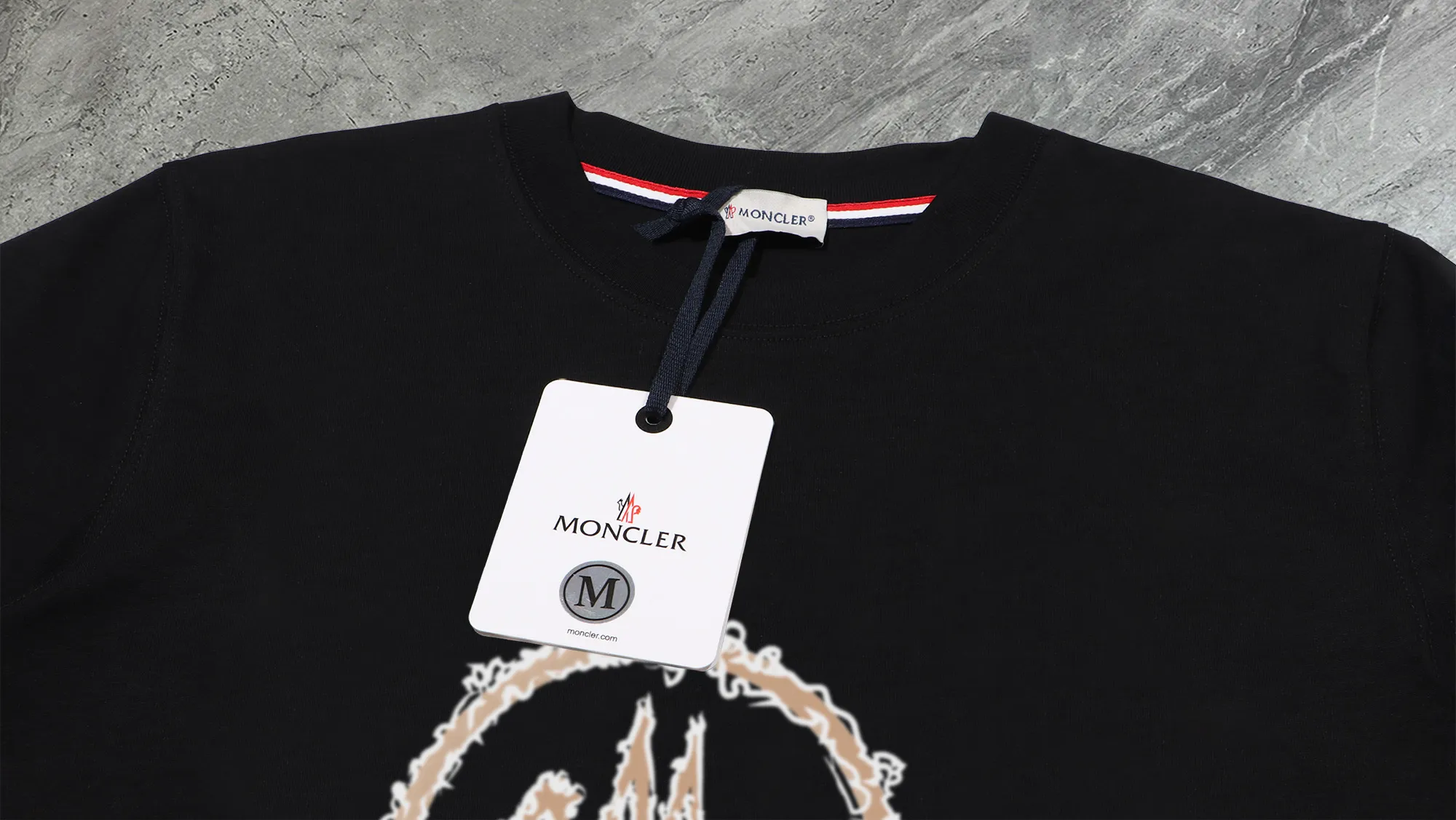 P210 High-version sweatshirt) [Long-term stock] 〖𝐌𝐎𝐍𝐂𝐋𝐄𝐑~Mask〗 Made of 440g heavy-weight fabric. It is different from the market currency. It can be matched with any variety and is properly handsome. 😎The whole dress is made of double waistcoats. The double waistcoats make the whole dress more three-dimensional. Not ordinary factories can do such fine work. 2025 Spring runway version of the T stage, on sale at the counter, round neck terry sweatshirt, high-end double-strand pure cotton, custom-made stretch ribs, dyed in the same vat, complete with three standards, matched with exquisite embroidered LOGO on the chest, simple and advanced, same style for men and women. Color: black, apricot, white, size: S M L XL 2XL