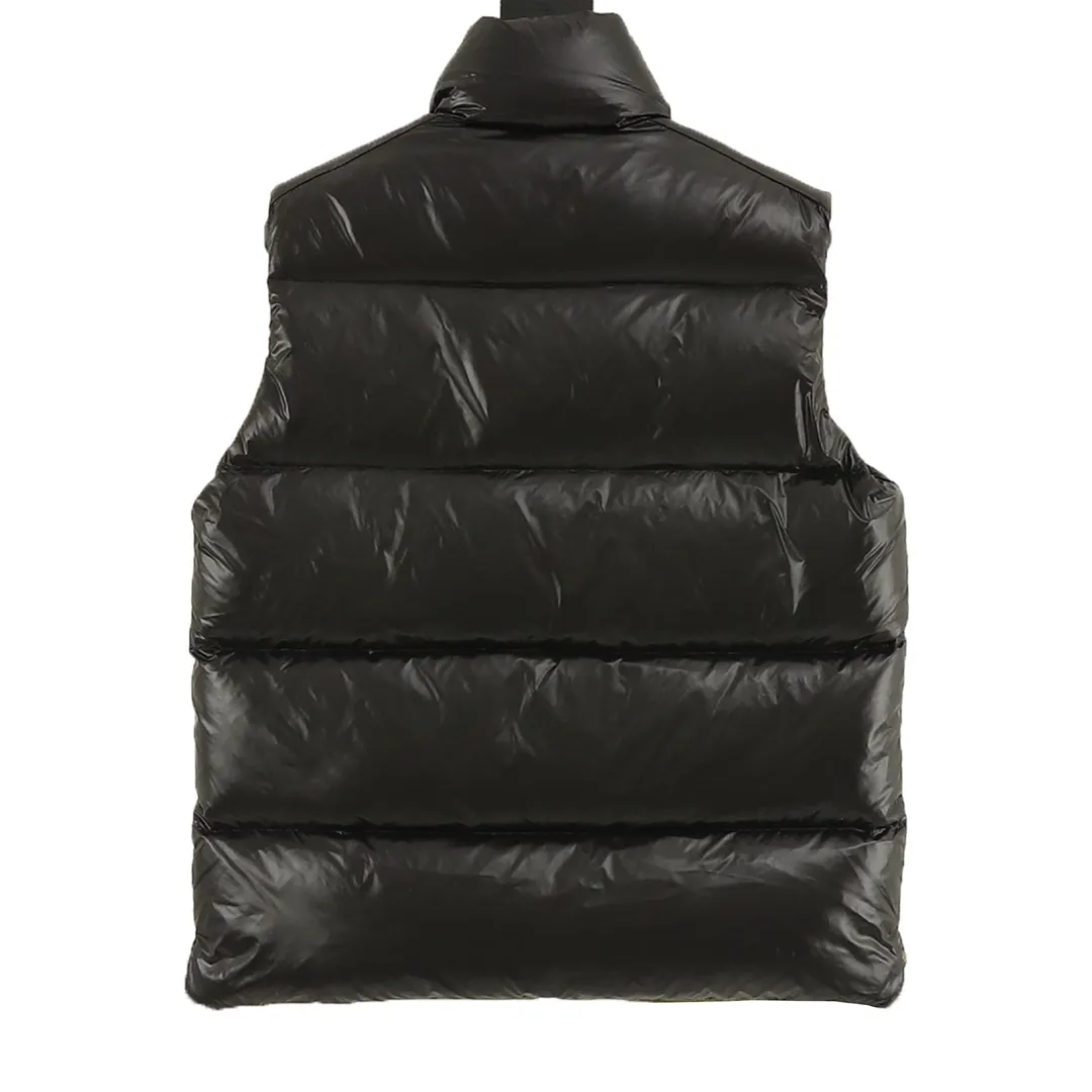 P940 Moncler Lipsi down vest Contrast color splicing design. Super full filling. Original purchase and development, distinguishing low-end versions from all the pictures and prints on the Internet. Lipsi men's down vest is made of bright nylon laqué fabric, suitable for wearing in different seasons, bringing warmth and care. The Lipsi short down vest embodies Moncler's classic design and is a must-have item for your wardrobe from season to season. Crafted from lightweight, functional nylon laqué fabric, it has a contrast lining for a vibrant feel. Details •Made from lightweight nylon laqué fabric •Lightweight nylon laqué lining •Down filled •Stand collar •Zip closure •Zip pockets •Chenille logo patch Black/Ivory size:1-5