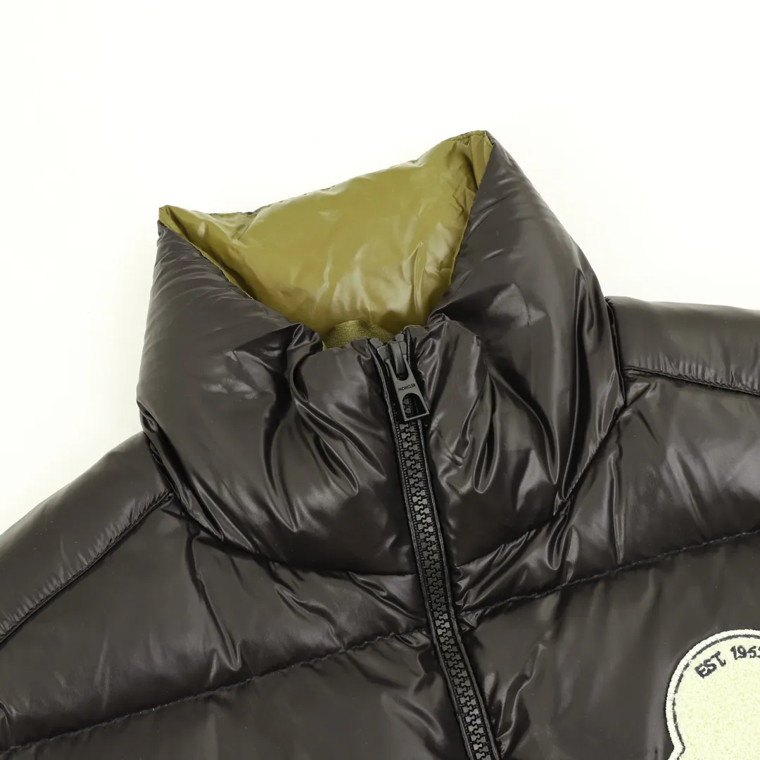 P940 Moncler Lipsi down vest Contrast color splicing design. Super full filling. Original purchase and development, distinguishing low-end versions from all the pictures and prints on the Internet. Lipsi men's down vest is made of bright nylon laqué fabric, suitable for wearing in different seasons, bringing warmth and care. The Lipsi short down vest embodies Moncler's classic design and is a must-have item for your wardrobe from season to season. Crafted from lightweight, functional nylon laqué fabric, it has a contrast lining for a vibrant feel. Details •Made from lightweight nylon laqué fabric •Lightweight nylon laqué lining •Down filled •Stand collar •Zip closure •Zip pockets •Chenille logo patch Black/Ivory size:1-5