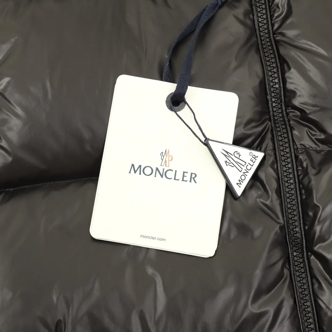 P940 Moncler Lipsi down vest Contrast color splicing design. Super full filling. Original purchase and development, distinguishing low-end versions from all the pictures and prints on the Internet. Lipsi men's down vest is made of bright nylon laqué fabric, suitable for wearing in different seasons, bringing warmth and care. The Lipsi short down vest embodies Moncler's classic design and is a must-have item for your wardrobe from season to season. Crafted from lightweight, functional nylon laqué fabric, it has a contrast lining for a vibrant feel. Details •Made from lightweight nylon laqué fabric •Lightweight nylon laqué lining •Down filled •Stand collar •Zip closure •Zip pockets •Chenille logo patch Black/Ivory size:1-5