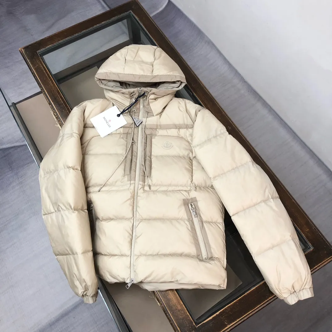 P940 🆕🆕🆕MONCLER 2025 winter latest model Wei Daxun's same style hooded down jacket ~ available simultaneously on the official website! This down jacket has a great sense of design and looks, and you can buy it directly with quality control. It’s a high-end product that you can’t go wrong with! Simple and elegant design~The overall design of the zippers on both sides of the chest makes this dress unique! It is made of imported high-tech fabrics and is filled with white duck down. The texture and shape of the fabric are exquisite. You can feel its powerful aura through the detailed pictures. It also has superior handsomeness and thermal performance, making it easy to wear in various occasions! With polythermal insulation, you don’t have to worry about a little chill! It highlights the style and is also very warm ~ Color: black, light khaki Size: 1-2-3-4-5 (M ~ 3XL)