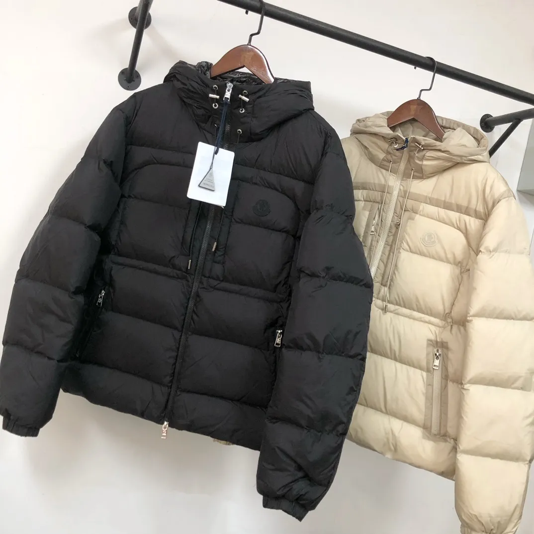 P940 🆕🆕🆕MONCLER 2025 winter latest model Wei Daxun's same style hooded down jacket ~ available simultaneously on the official website! This down jacket has a great sense of design and looks, and you can buy it directly with quality control. It’s a high-end product that you can’t go wrong with! Simple and elegant design~The overall design of the zippers on both sides of the chest makes this dress unique! It is made of imported high-tech fabrics and is filled with white duck down. The texture and shape of the fabric are exquisite. You can feel its powerful aura through the detailed pictures. It also has superior handsomeness and thermal performance, making it easy to wear in various occasions! With polythermal insulation, you don’t have to worry about a little chill! It highlights the style and is also very warm ~ Color: black, light khaki Size: 1-2-3-4-5 (M ~ 3XL)