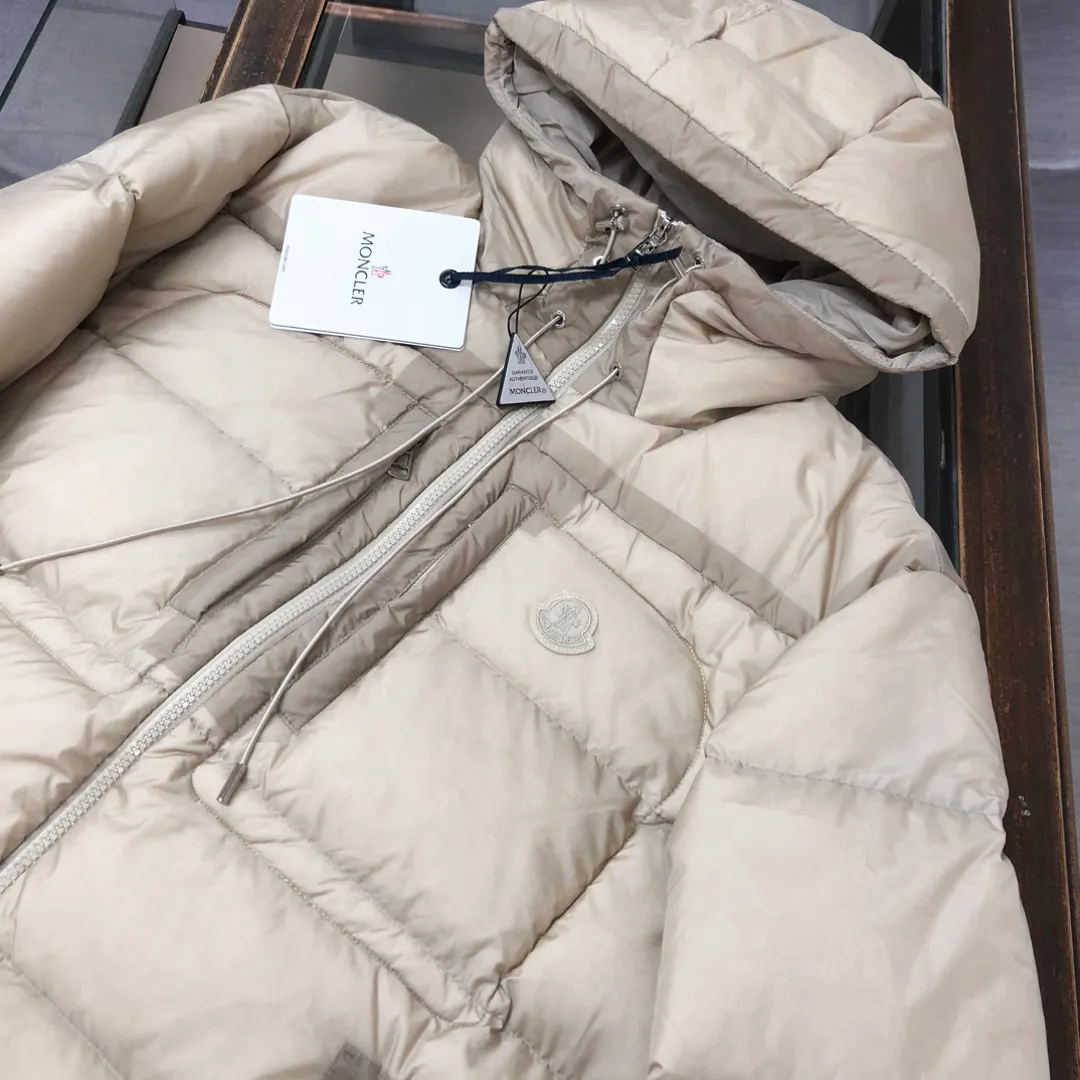 P940 🆕🆕🆕MONCLER 2025 winter latest model Wei Daxun's same style hooded down jacket ~ available simultaneously on the official website! This down jacket has a great sense of design and looks, and you can buy it directly with quality control. It’s a high-end product that you can’t go wrong with! Simple and elegant design~The overall design of the zippers on both sides of the chest makes this dress unique! It is made of imported high-tech fabrics and is filled with white duck down. The texture and shape of the fabric are exquisite. You can feel its powerful aura through the detailed pictures. It also has superior handsomeness and thermal performance, making it easy to wear in various occasions! With polythermal insulation, you don’t have to worry about a little chill! It highlights the style and is also very warm ~ Color: black, light khaki Size: 1-2-3-4-5 (M ~ 3XL)