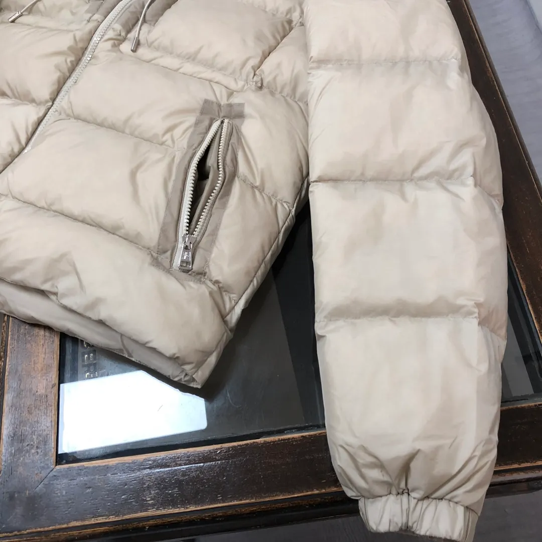 P940 🆕🆕🆕MONCLER 2025 winter latest model Wei Daxun's same style hooded down jacket ~ available simultaneously on the official website! This down jacket has a great sense of design and looks, and you can buy it directly with quality control. It’s a high-end product that you can’t go wrong with! Simple and elegant design~The overall design of the zippers on both sides of the chest makes this dress unique! It is made of imported high-tech fabrics and is filled with white duck down. The texture and shape of the fabric are exquisite. You can feel its powerful aura through the detailed pictures. It also has superior handsomeness and thermal performance, making it easy to wear in various occasions! With polythermal insulation, you don’t have to worry about a little chill! It highlights the style and is also very warm ~ Color: black, light khaki Size: 1-2-3-4-5 (M ~ 3XL)