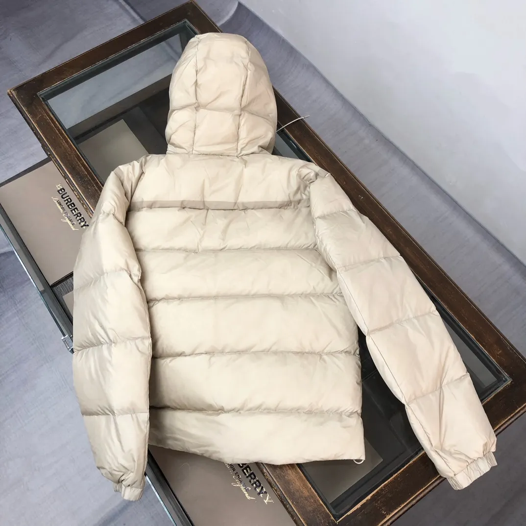 P940 🆕🆕🆕MONCLER 2025 winter latest model Wei Daxun's same style hooded down jacket ~ available simultaneously on the official website! This down jacket has a great sense of design and looks, and you can buy it directly with quality control. It’s a high-end product that you can’t go wrong with! Simple and elegant design~The overall design of the zippers on both sides of the chest makes this dress unique! It is made of imported high-tech fabrics and is filled with white duck down. The texture and shape of the fabric are exquisite. You can feel its powerful aura through the detailed pictures. It also has superior handsomeness and thermal performance, making it easy to wear in various occasions! With polythermal insulation, you don’t have to worry about a little chill! It highlights the style and is also very warm ~ Color: black, light khaki Size: 1-2-3-4-5 (M ~ 3XL)