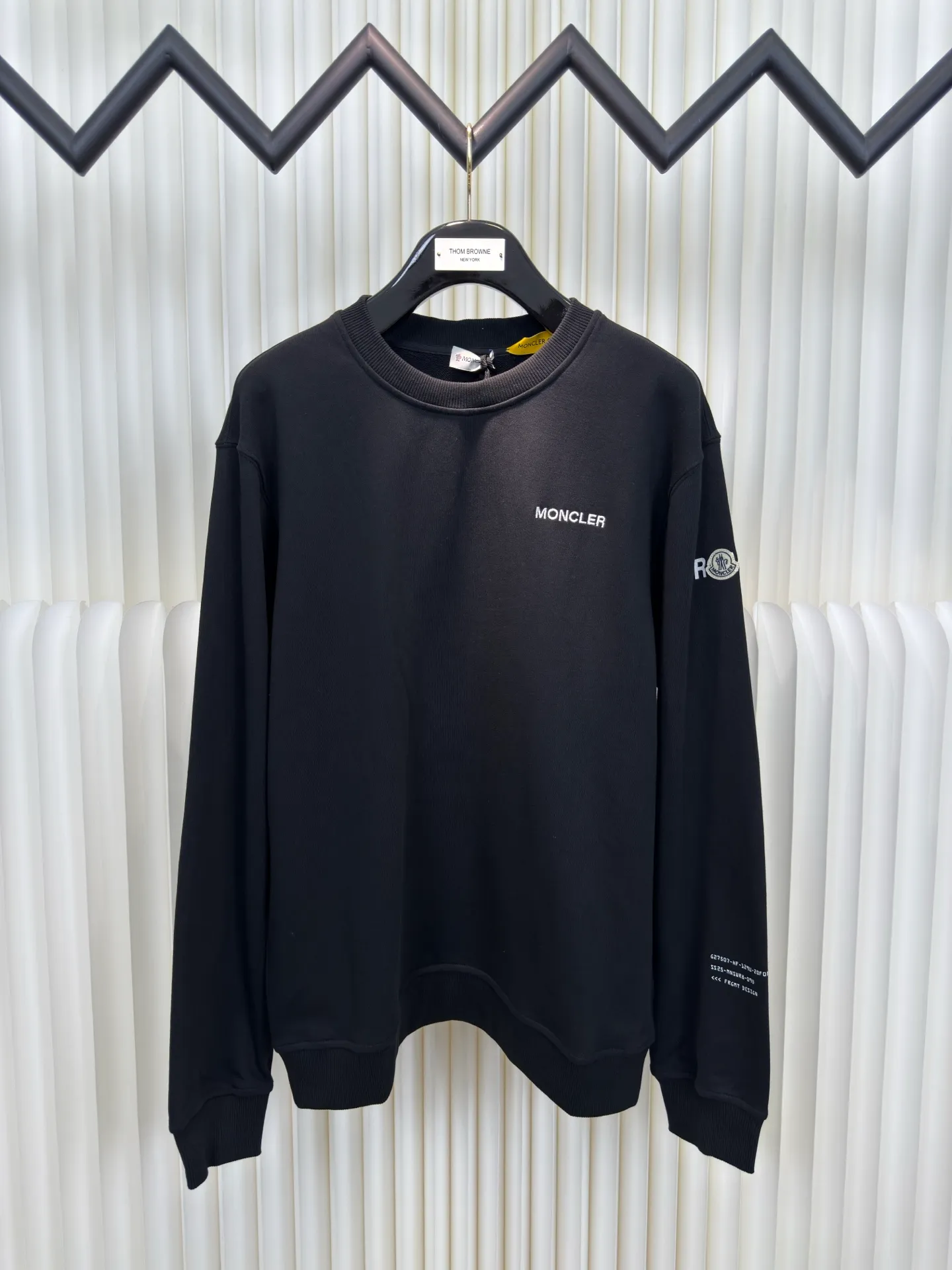 P410 MONCLER geometric print pullover sweatshirt. This sweatshirt is decorated with a geometric logo on the back, highlighting the streetwear style of designer Hiroshi Fujiwara. The round neck piece from the Moncler x FRGMT series is made of cotton fleece fabric and is suitable for daily wear. SizeS M L XL